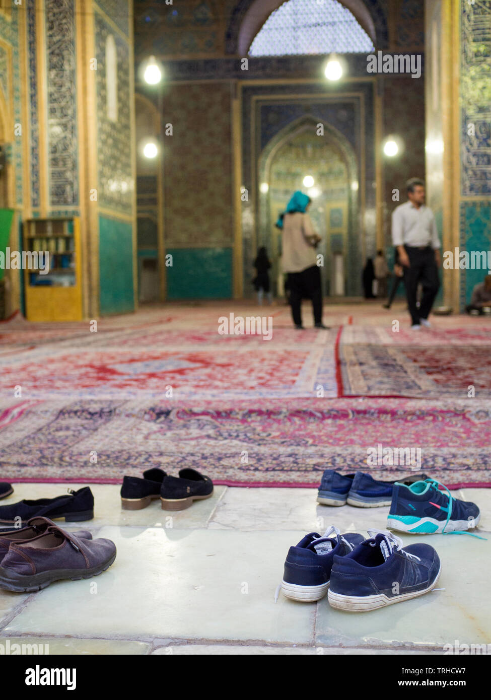 Besucher der Masjid-e Jame Moschee aus dem 14. Jahrhundert in Yazd, Iran. Die Moschee ist bekannt für ihre Mosaikfliesen. Iran. Stockfoto