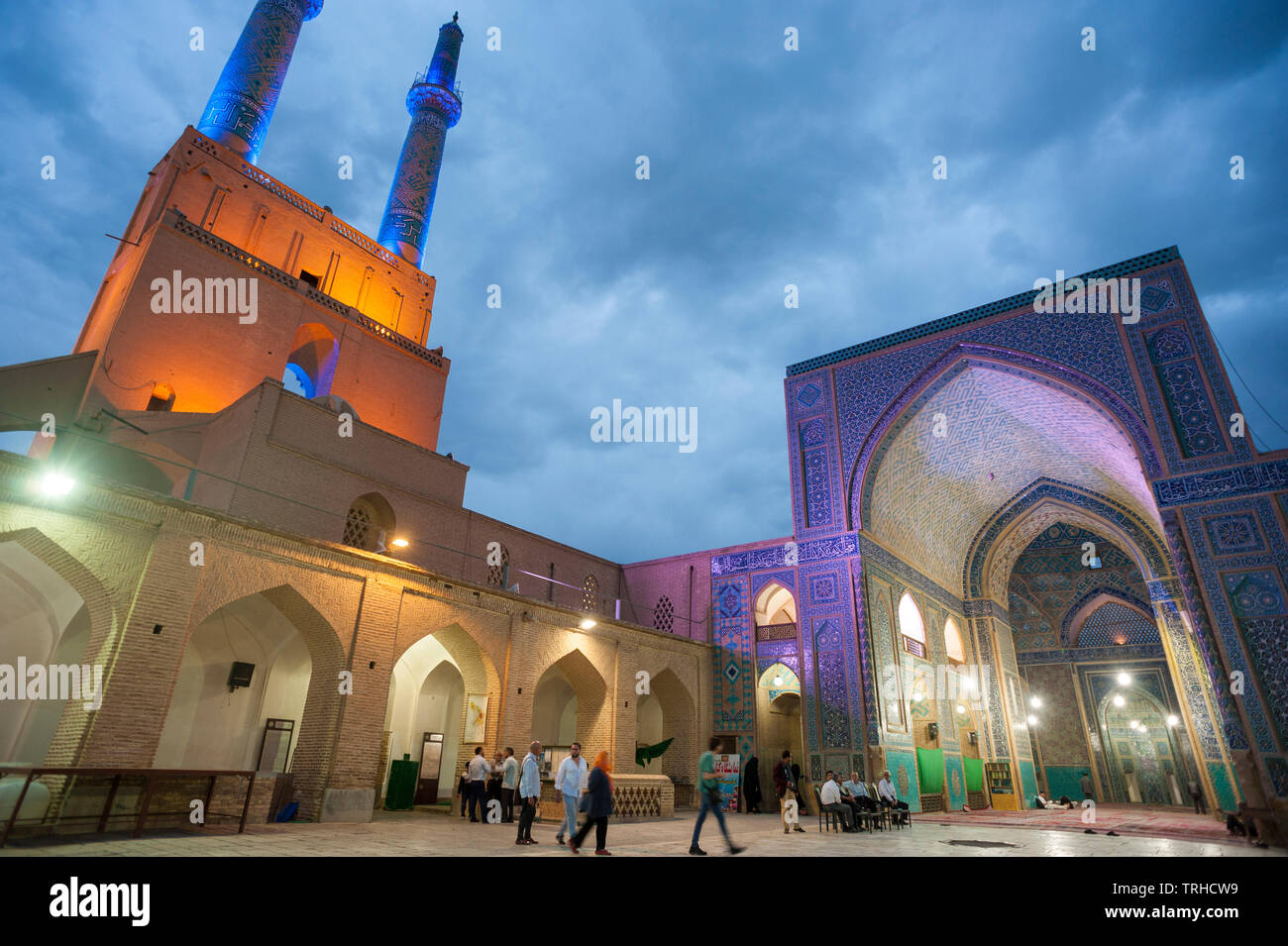 Abend in der Masjid-e-Jame Moschee aus dem 14. Jahrhundert in Yazd; eine der berühmtesten Moscheen im Iran, bekannt für ihre Mosaikfliesen. Iran. Stockfoto