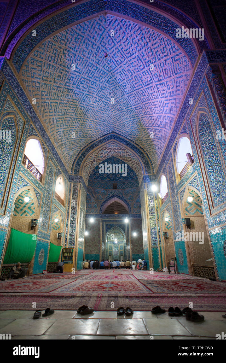 Abendgebet in der Masjid-e Jame Moschee aus dem 14. Jahrhundert in Yazd. Sie ist eine der berühmtesten Moscheen im Iran und bekannt für ihre Mosaikfliesen. Iran. Stockfoto