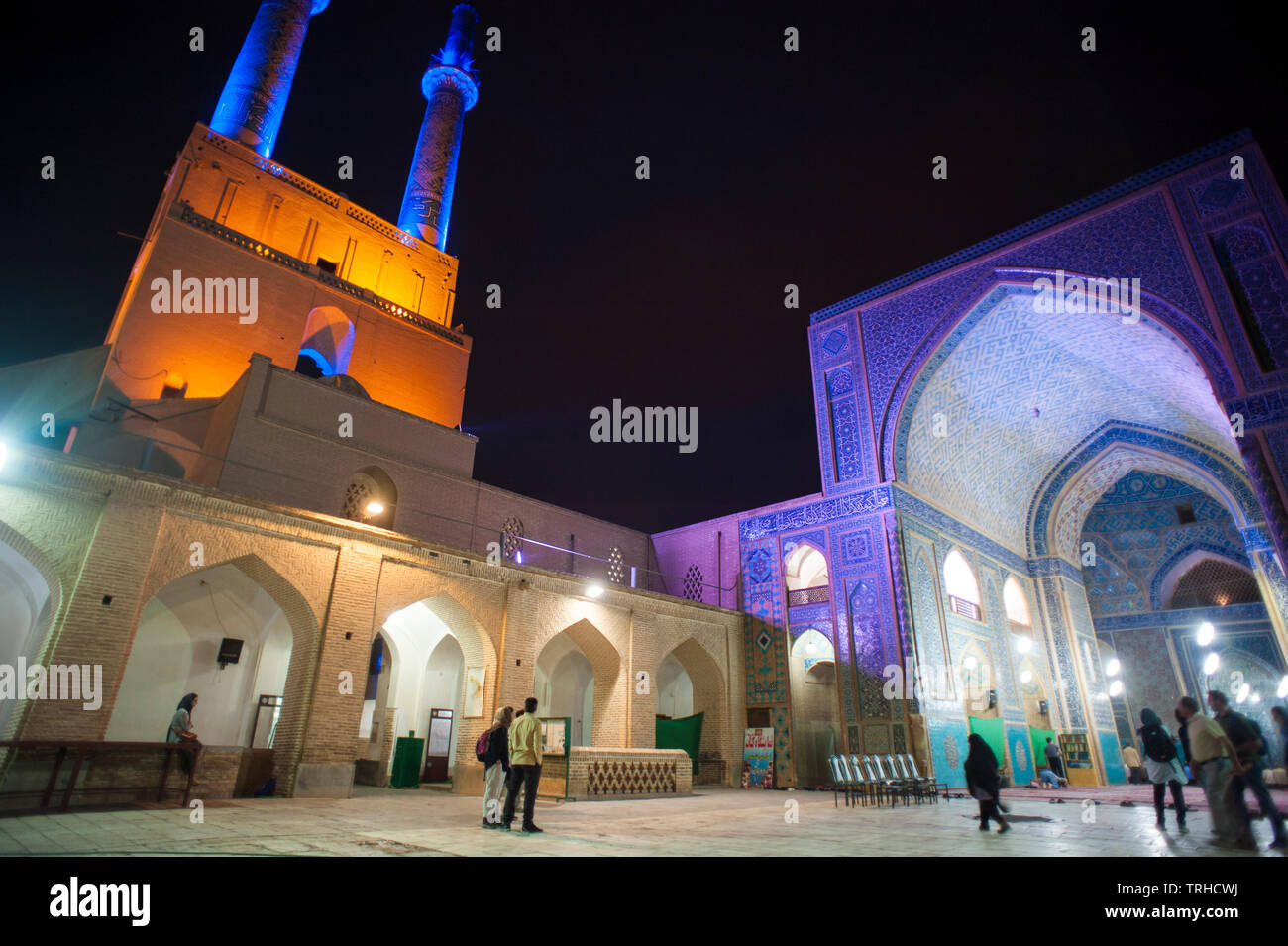 Abend in der Masjid-e-Jame Moschee aus dem 14. Jahrhundert in Yazd; eine der berühmtesten Moscheen im Iran, bekannt für ihre Mosaikfliesen. Iran. Stockfoto