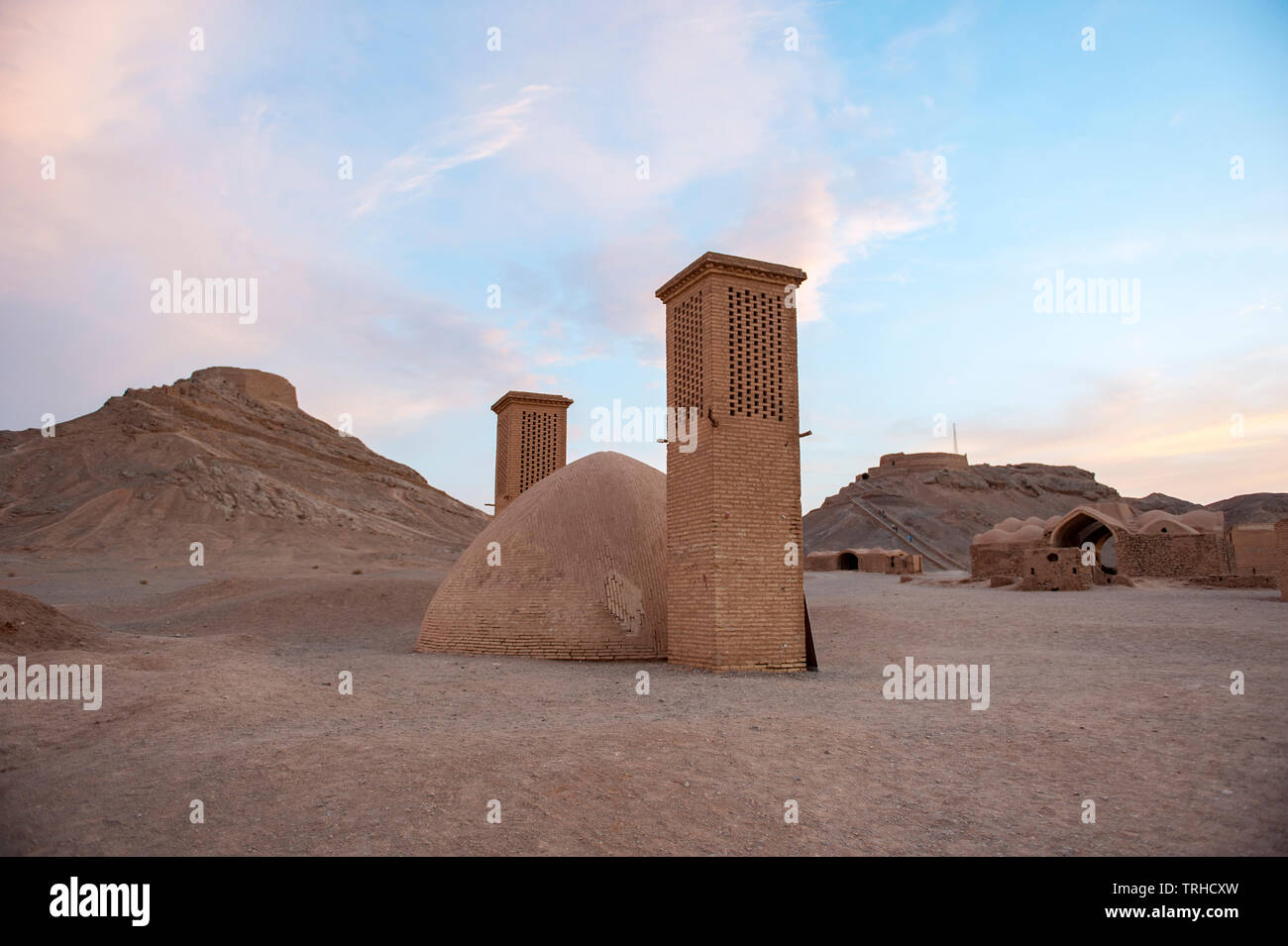 An die Türme des Schweigens, traditionelle Zoroastrischen Beerdigung Kreisen, in denen Körper Links wurden von scavenger Vögeln gefressen zu werden, außerhalb von Yazd, Iran. Yazd wa Stockfoto