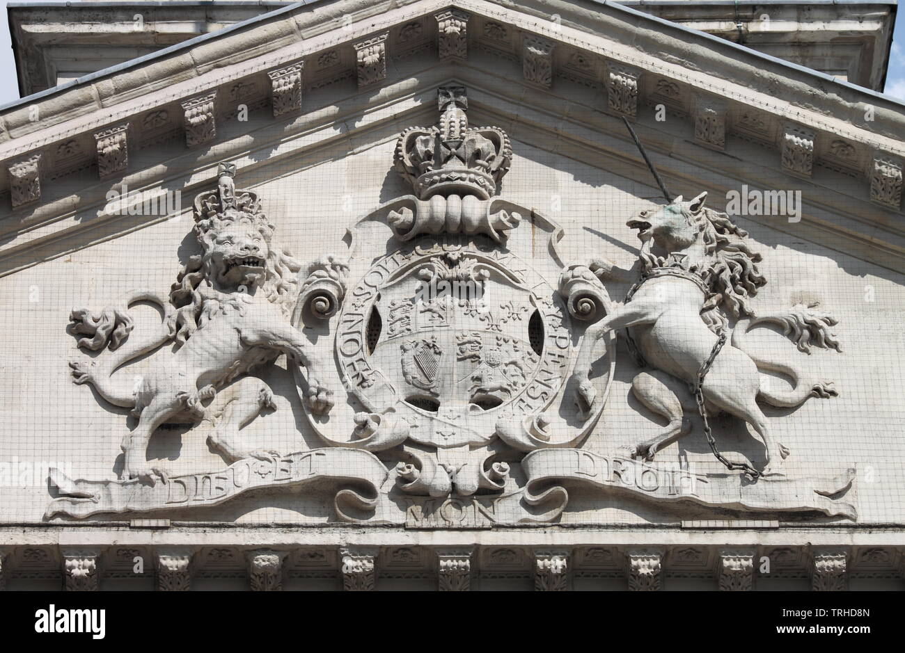 Königliche Wappen des Vereinigten Königreichs mit dem Motto Dieu et Mon Droit Stockfoto