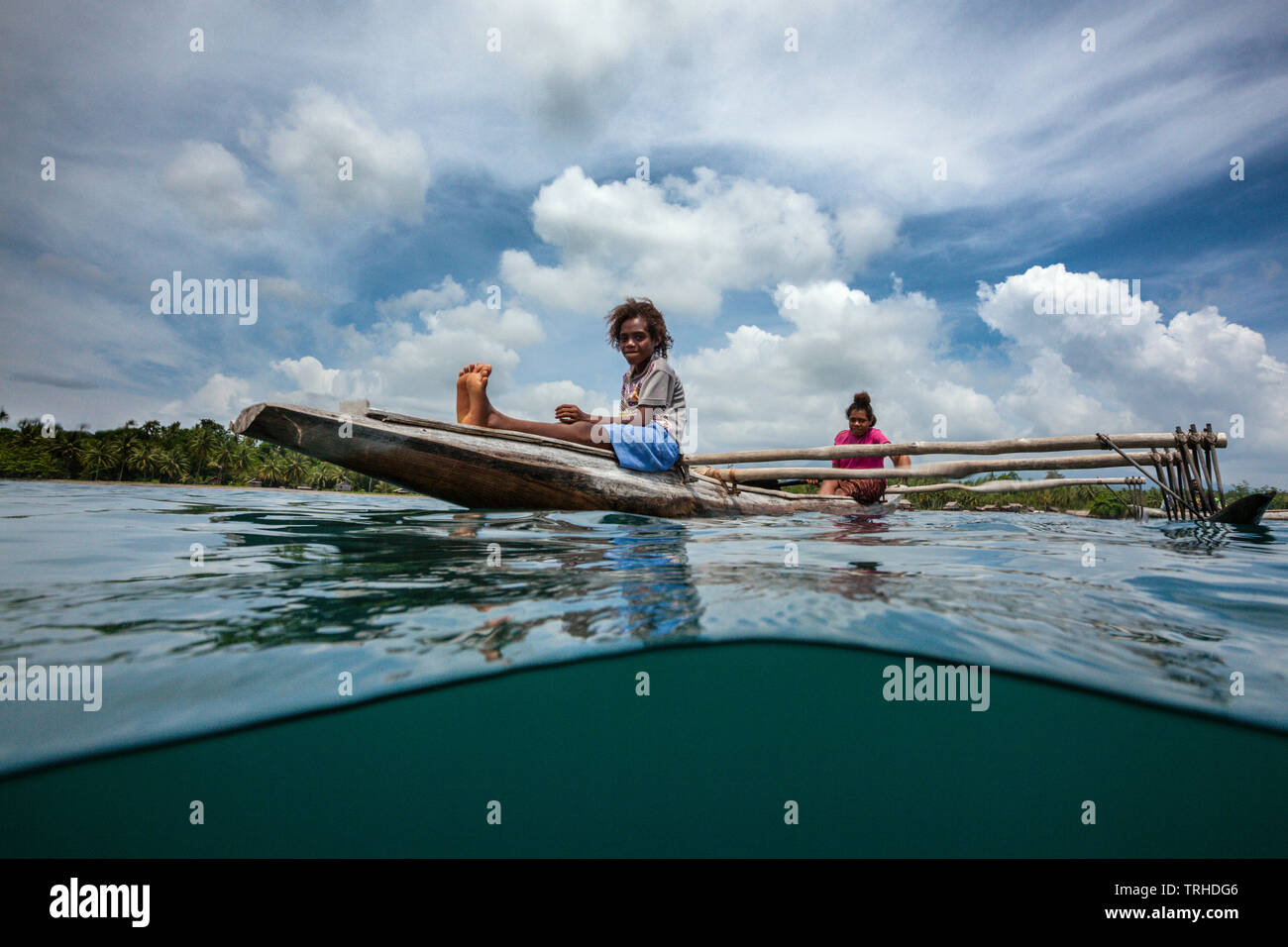 Frauen in Outrigger Kanu, Tufi, Cape Nelson, Papua-Neuguinea Stockfoto
