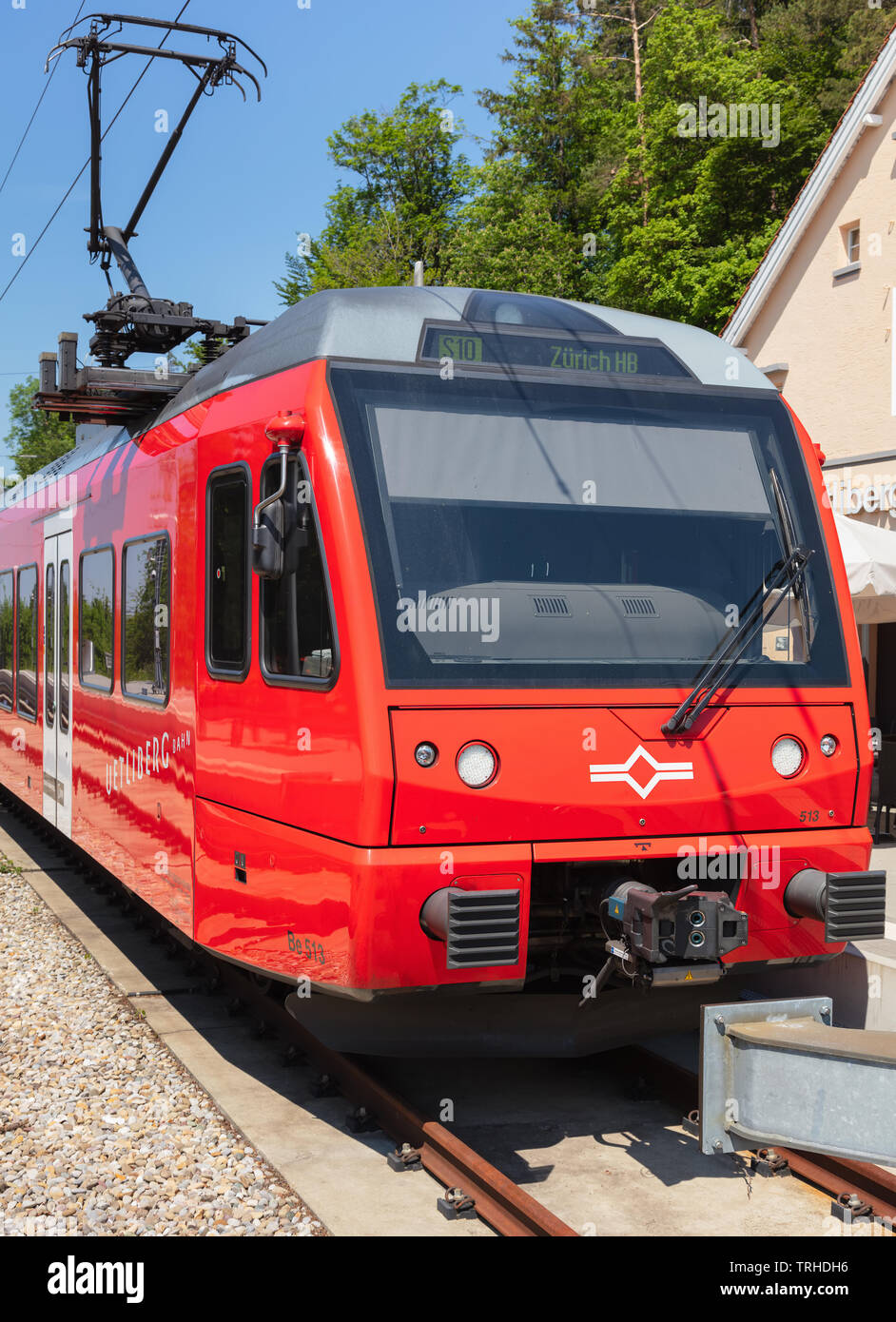 Zürich, Schweiz - 5. Juni 2019: Die Lokomotive eines Zuges der Uetliberg Bahn stehen am Bahnhof auf die Spitze des Mt. Uetliberg. Die U Stockfoto