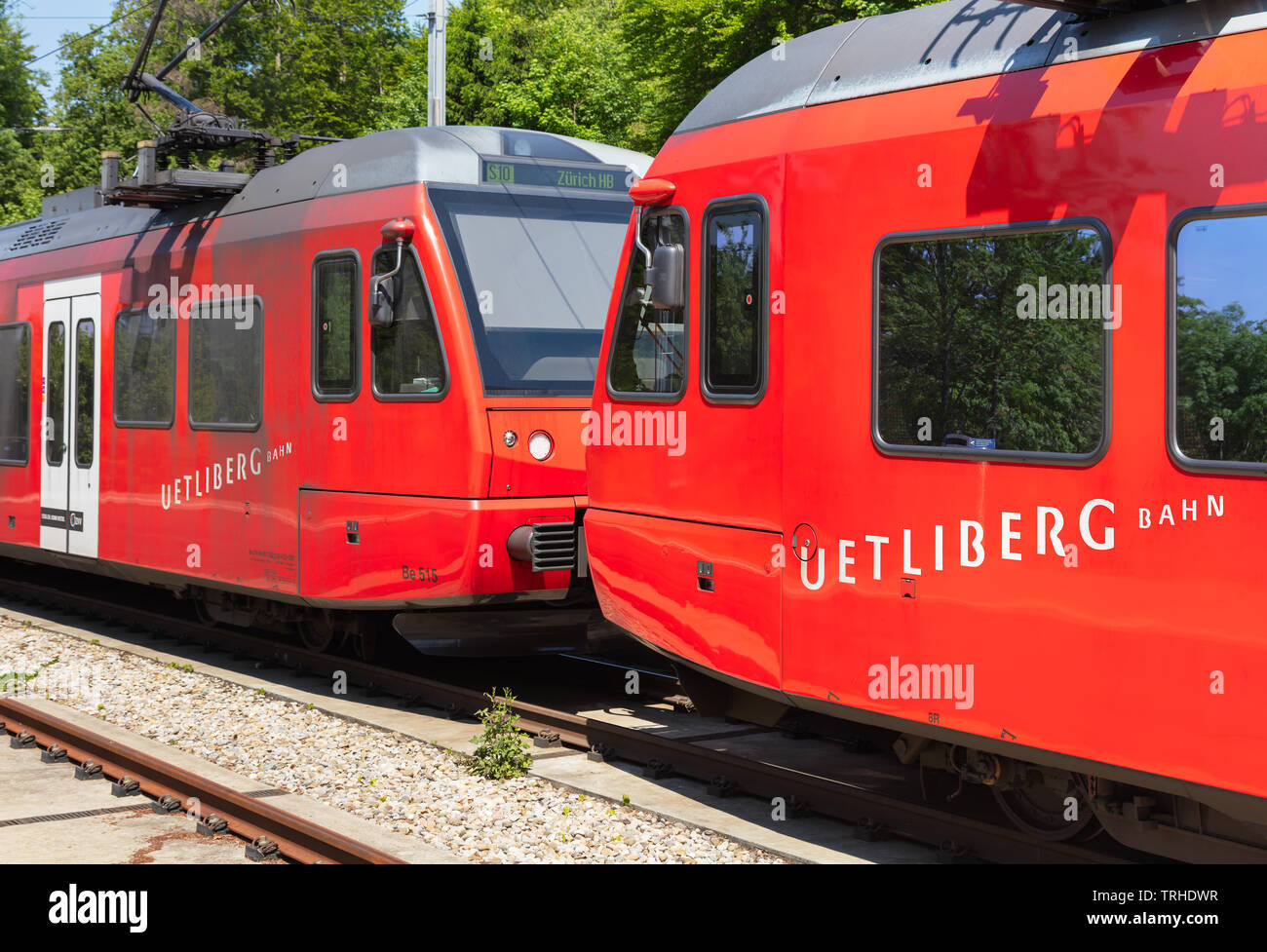 Zürich, Schweiz - Juni 5, 2019: zwei Lokomotiven der ein Zug der Uetliberg Bahn stehen am Bahnhof auf die Spitze des Mt. Uetliberg, Main Stockfoto