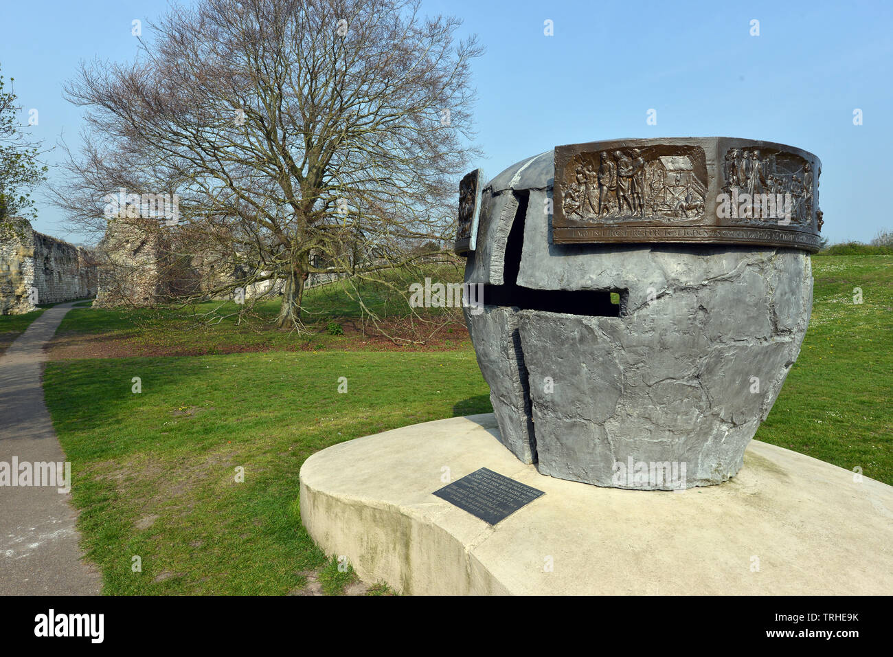 Schlacht von Lewes Memorial, von Enzo Priorat Ruinen Plazzotta, Lewes, East Sussex, Großbritannien Stockfoto