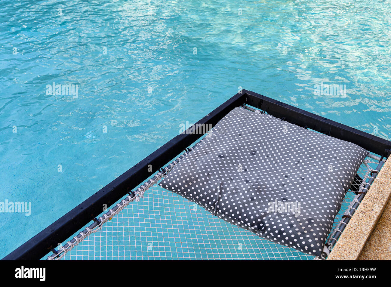 Entspannung mesh Sitz mit Kissen ragen am Pool Stockfoto