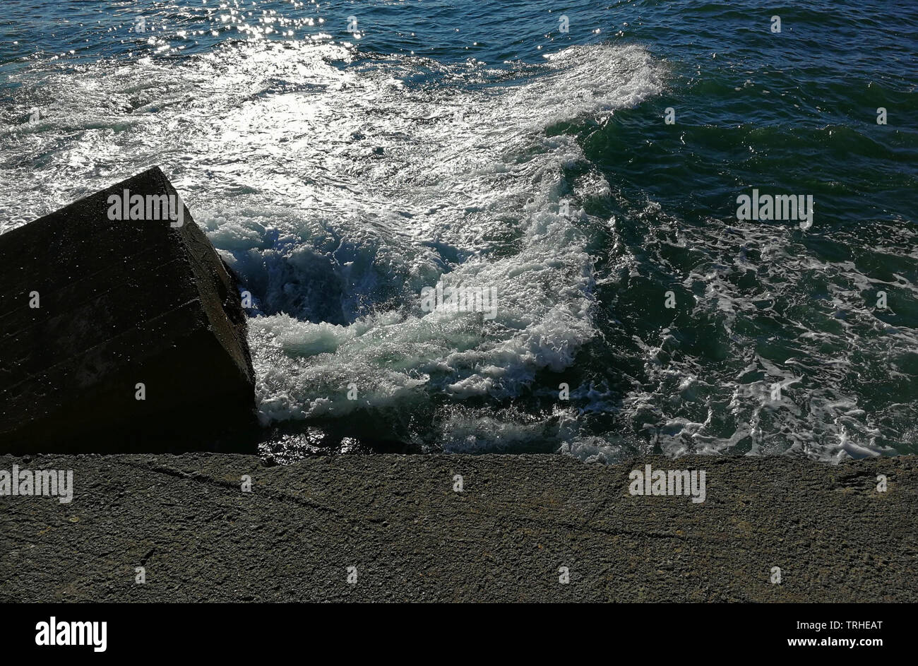 Wellen chrashing gegen die konkrete Stockfoto