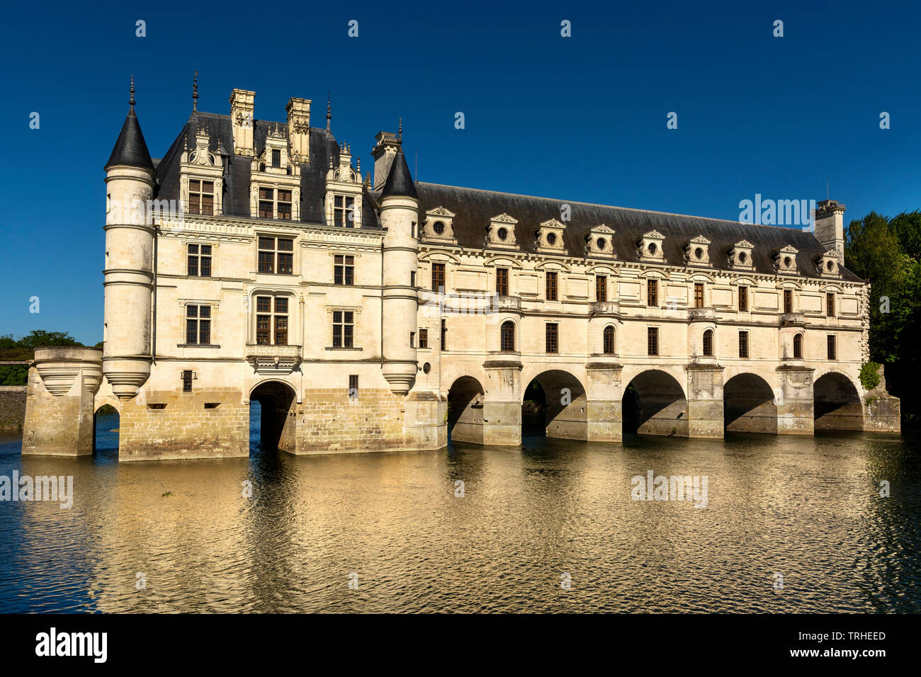 Schloss Chenonceau überspannt den Fluss Cher, Tal der Loire, Indre et Loire, Center-Val de Loire, Frankreich Stockfoto