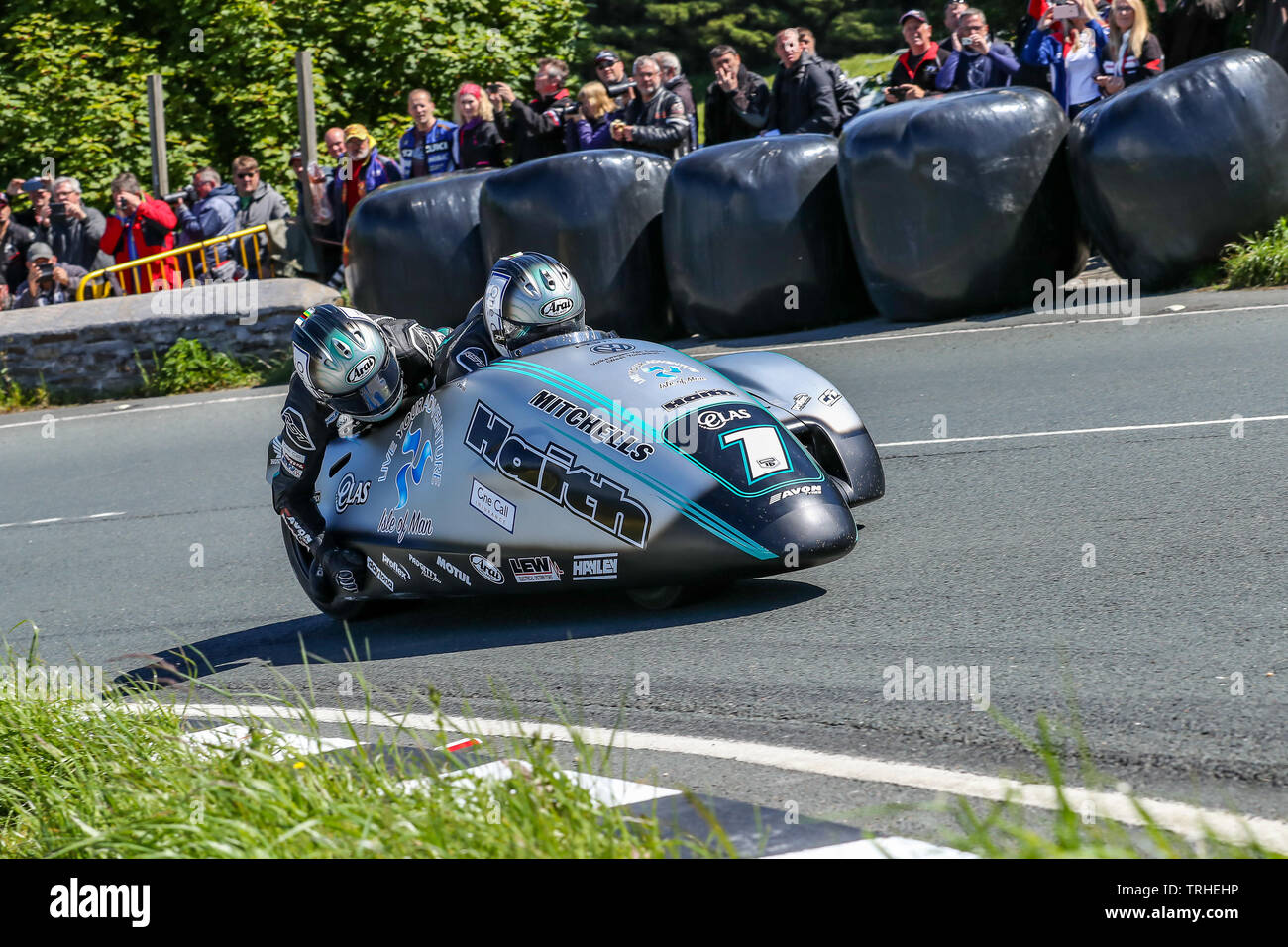 Douglas, Isle of Man. 06 Juni, 2019. Ben Birchall/Tom Birchall (1) auf dem Weg zum Gewinnen der lokalisieren. im seitenwagen Klasse Rennen 2 am 2019 Isle of Man TT (Tourist Trophy) Rennen, von Monster Energy DOUGLAS, ISLE OF MAN - Juni 06 getankt. Foto von David Horn. Credit: PRiME Media Images/Alamy leben Nachrichten Stockfoto