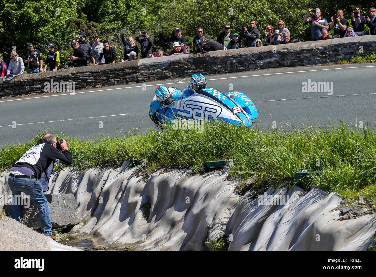 Douglas, Isle of Man. 06 Juni, 2019. John Holden/Lee Kain (2) Auf dem Weg nach an zweiter Stelle im Finden. im seitenwagen Klasse Rennen 2 am 2019 Isle of Man TT (Tourist Trophy) Rennen, von Monster Energy DOUGLAS, ISLE OF MAN - Juni 06 getankt. Foto von David Horn. Credit: PRiME Media Images/Alamy leben Nachrichten Stockfoto