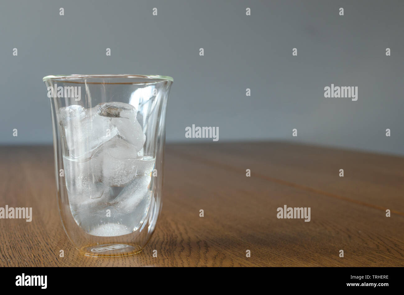 Glas Mit Halfte Schmilzt Das Eis Stucke Auf Dem Holztisch Eis Ist