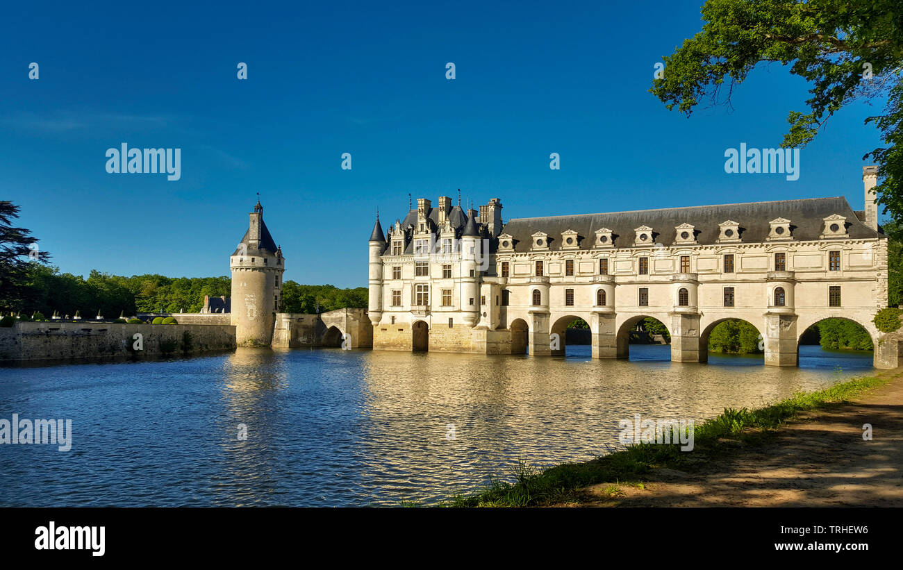 Schloss Chenonceau überspannt den Fluss Cher, Tal der Loire, Indre et Loire, Center-Val de Loire, Frankreich Stockfoto