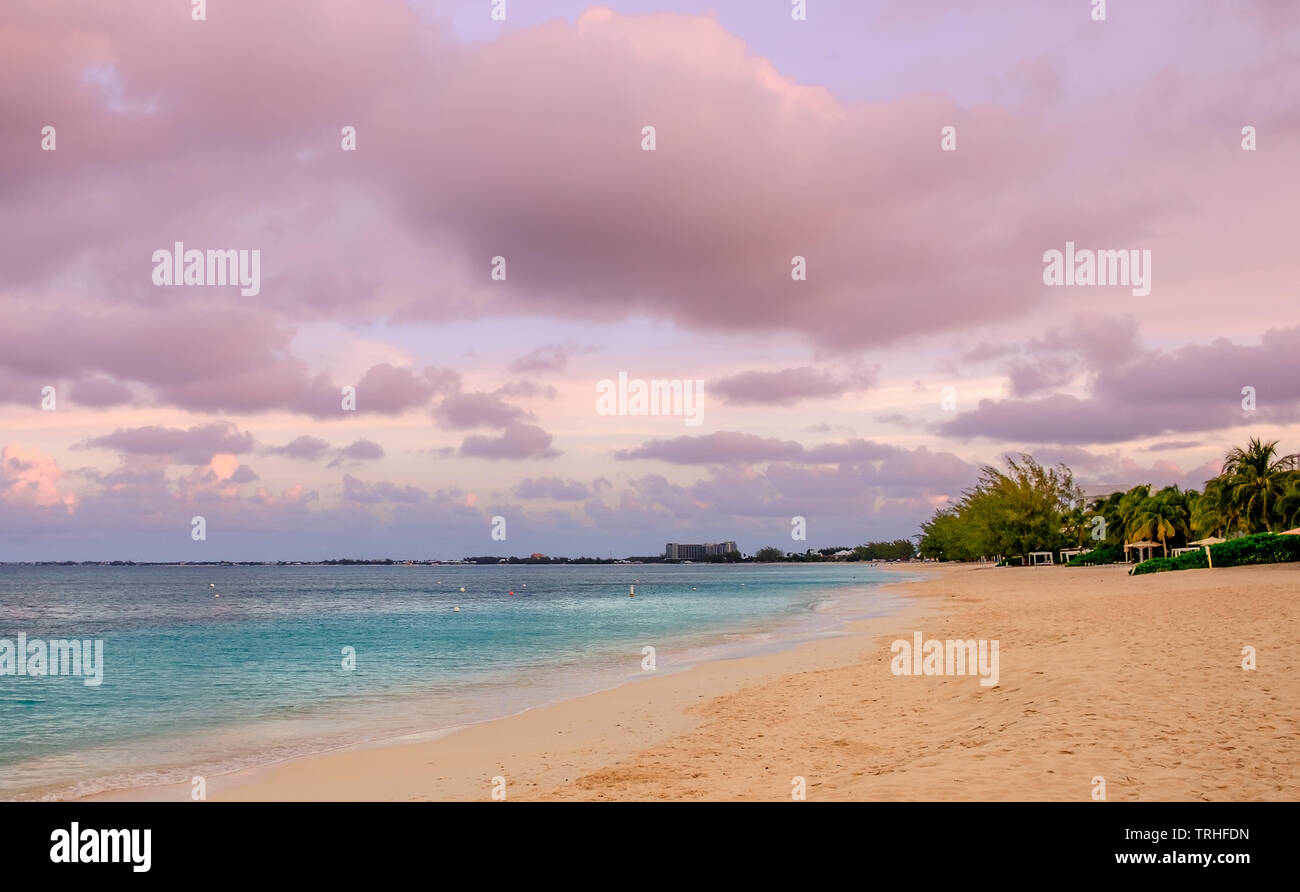 Seven Mile Beach in der Karibik bei Sonnenuntergang, Grand Cayman, Cayman Islands Stockfoto