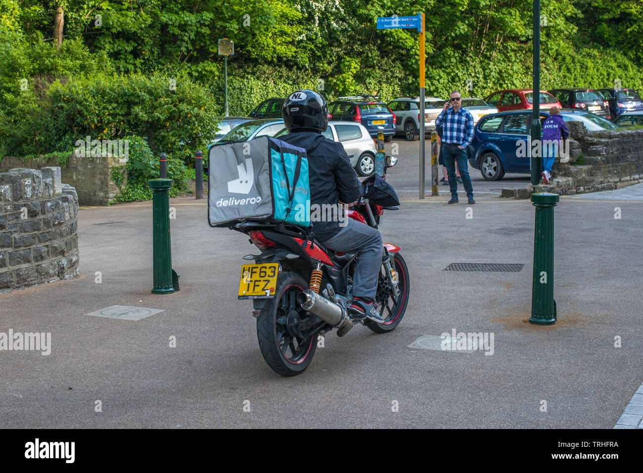 Deliveroo Anlieferung Treiber für die Online Bestell- und Lieferservice. In Bournemouth, UK gesehen. Stockfoto