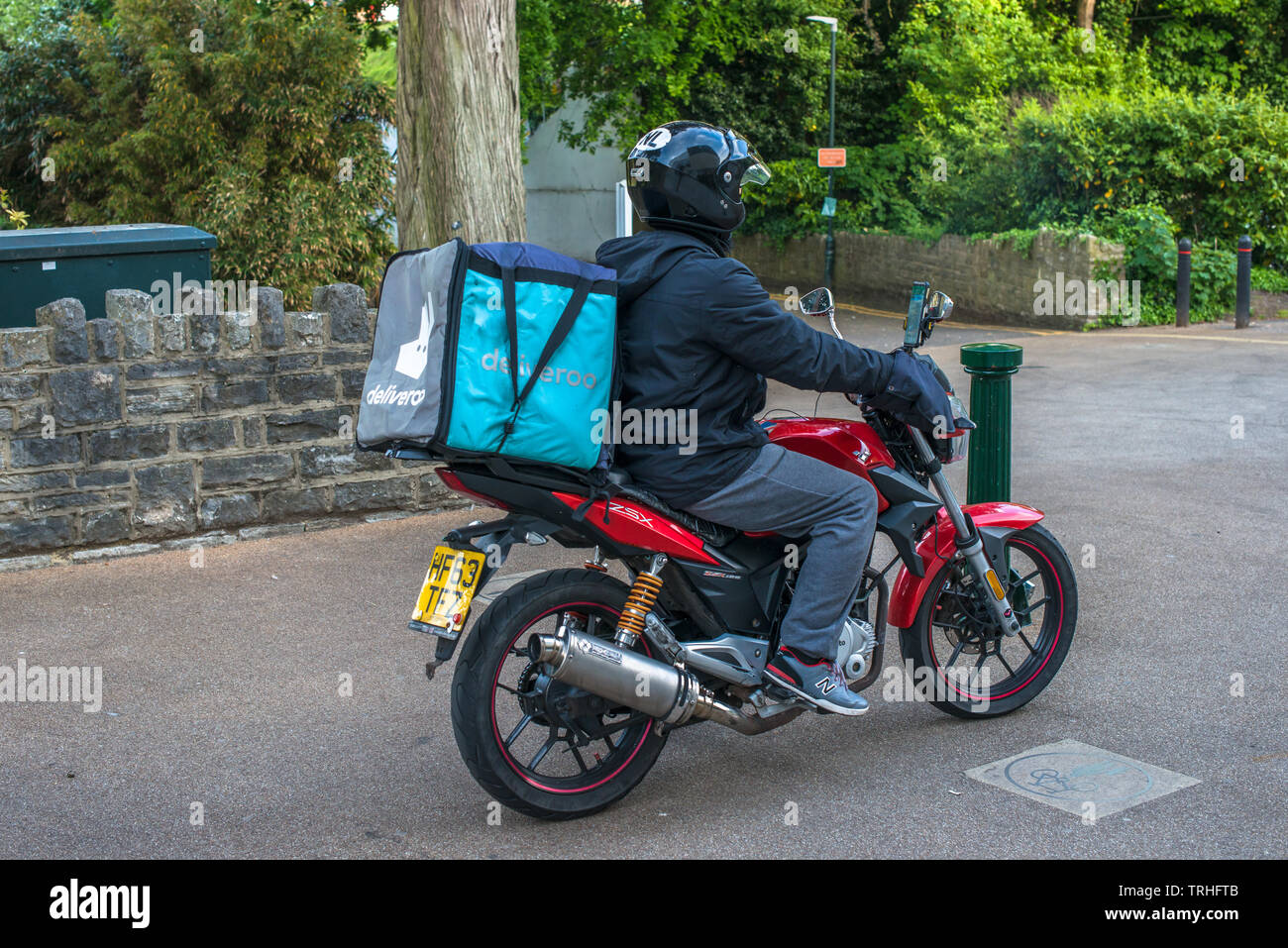 Deliveroo Anlieferung Treiber für die Online Bestell- und Lieferservice. In Bournemouth, UK gesehen. Stockfoto