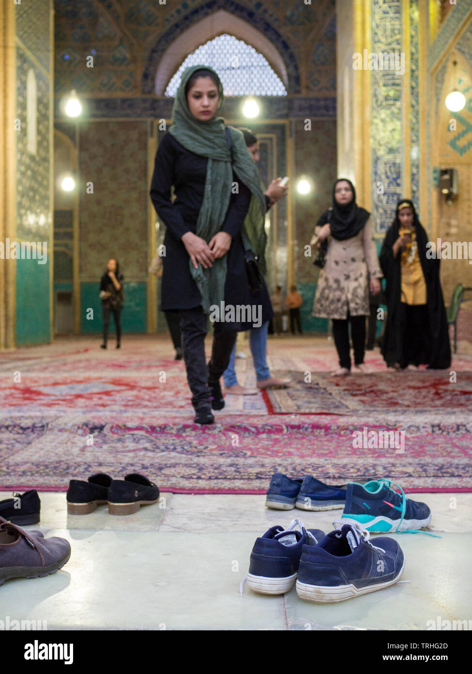 Die Besucher der 14. Jahrhundert Masjid-e Jame Moschee in Yazd, Iran. Die Moschee ist für seine Mosaikfliesen bekannt und in das größte Portal in der Coun Stockfoto