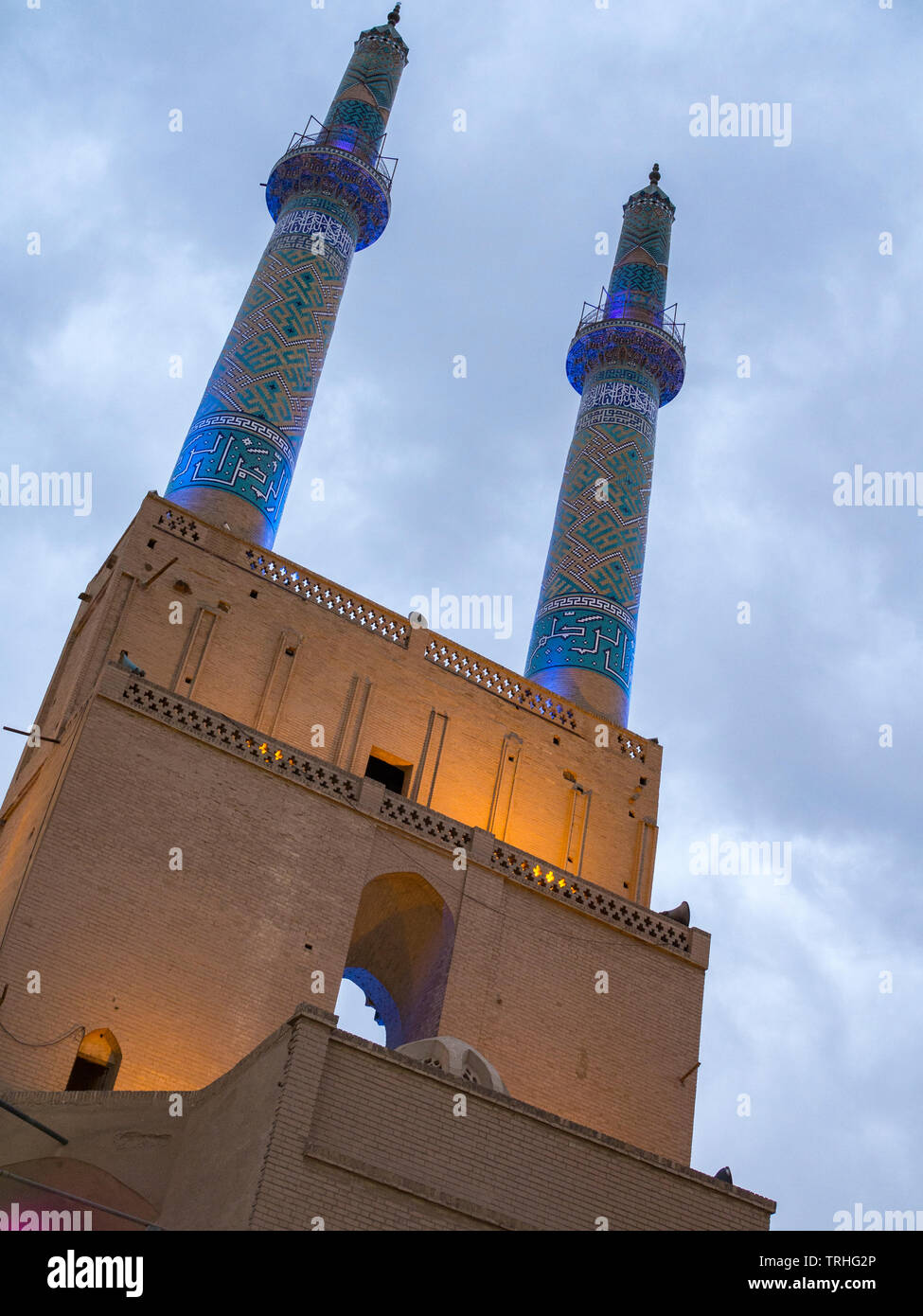 Die Türme des 14. Jahrhunderts Masjid-e Jame Moschee in Yazd, für Mosaikfliesen bekannt und in der höchsten Portal aller Moscheen im Iran. Stockfoto