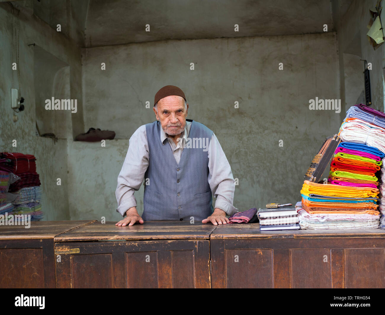 Ein Mann Verkauf von Textilien im Basar, oder Marktplatz, in der Wüstenstadt Yazd, ein beliebtes Touristenziel und Zoroastrischen Center während der Iran Stockfoto