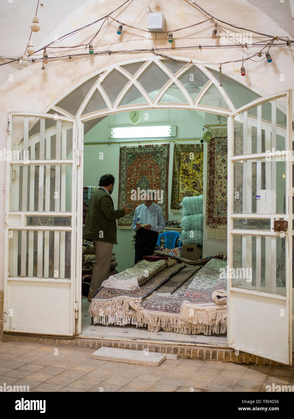 Ein Teppich Shop im Basar, oder Marktplatz, in der Wüstenstadt Yazd, ein beliebtes Touristenziel und Zoroastrier, die Sie während des Iran Sassanidischen Stockfoto