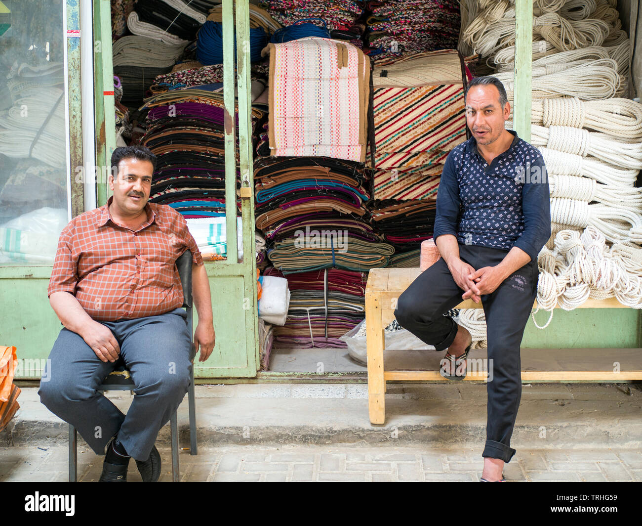 Garn Verkäufern im Basar, oder Marktplatz, in der Wüstenstadt Yazd, ein beliebtes Touristenziel und Zoroastrier, die Sie während des Iran Sassanidischen e Stockfoto