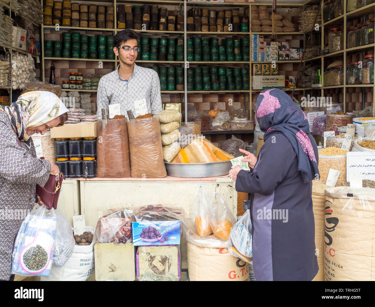 Leute einkaufen im Basar, oder Marktplatz, in der Wüstenstadt Yazd, ein beliebtes Touristenziel und Zoroastrier, die Sie während des Iran Sassani Stockfoto
