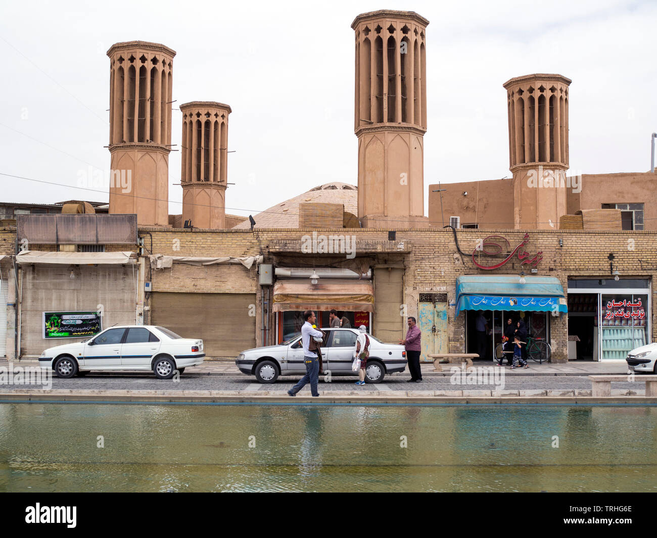 Windtürme auf Amir Chakhmaq Platz in der Altstadt von Yazd, Iran. Windtürme, oder windcatchers, sind eine traditionelle persische architektonisches Element zu Cr Stockfoto