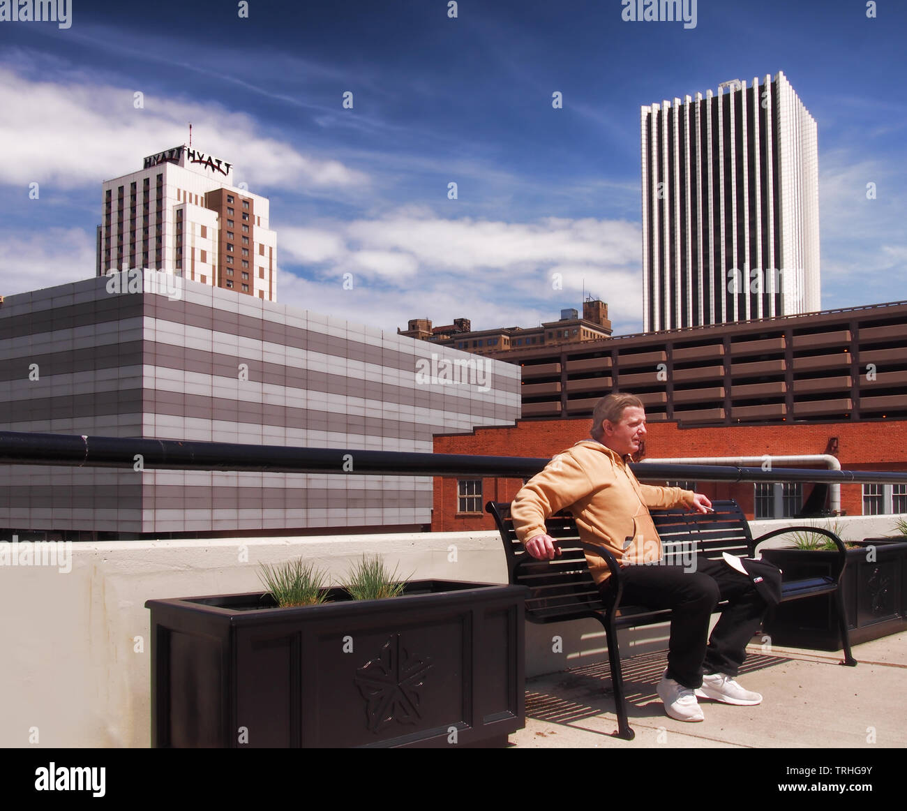 Rochester, New York, USA. 26. Mai 2019. Mann entspannt auf eine Bank in der Innenstadt von Rochester, NY Model Release auf Anfrage erhältlich Stockfoto