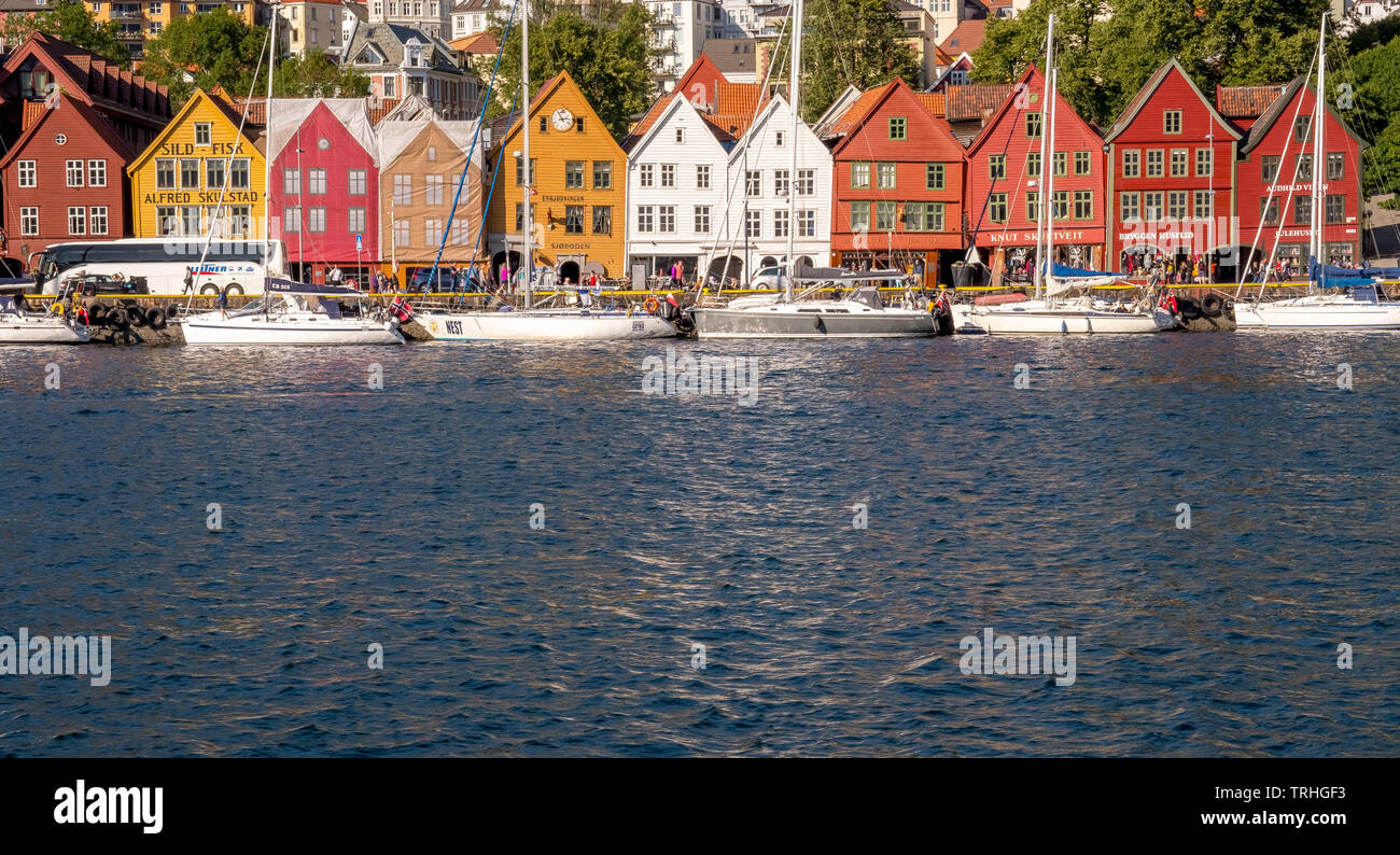 Nordsee, hinter einer bunten Holzhäusern vorne mit angehängten Segelboote im Hafen von Bryggen, Bergen, Hordaland, Norwegen, Skandinavien, Europa, noch Stockfoto