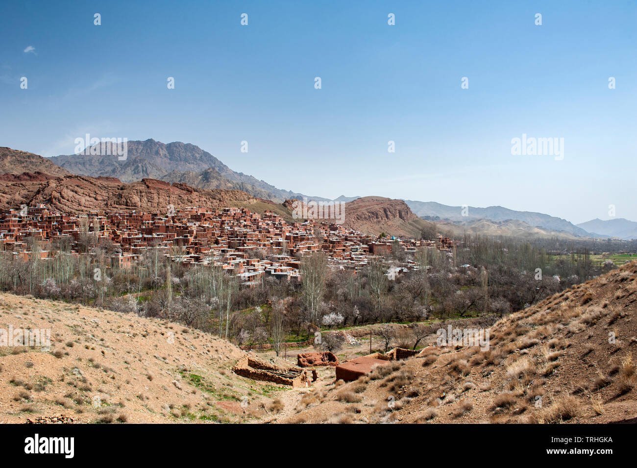 Blick auf Abyaneh im Iran. Durch eine eigentümliche rötlichen Farbton gekennzeichnet, das Dorf ist eine der ältesten im Iran. Stockfoto