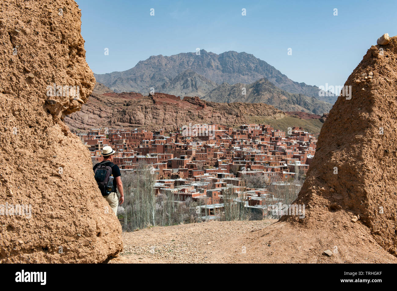 Blick auf Abyaneh im Iran. Durch eine eigentümliche rötlichen Farbton gekennzeichnet, das Dorf ist eine der ältesten im Iran. Stockfoto