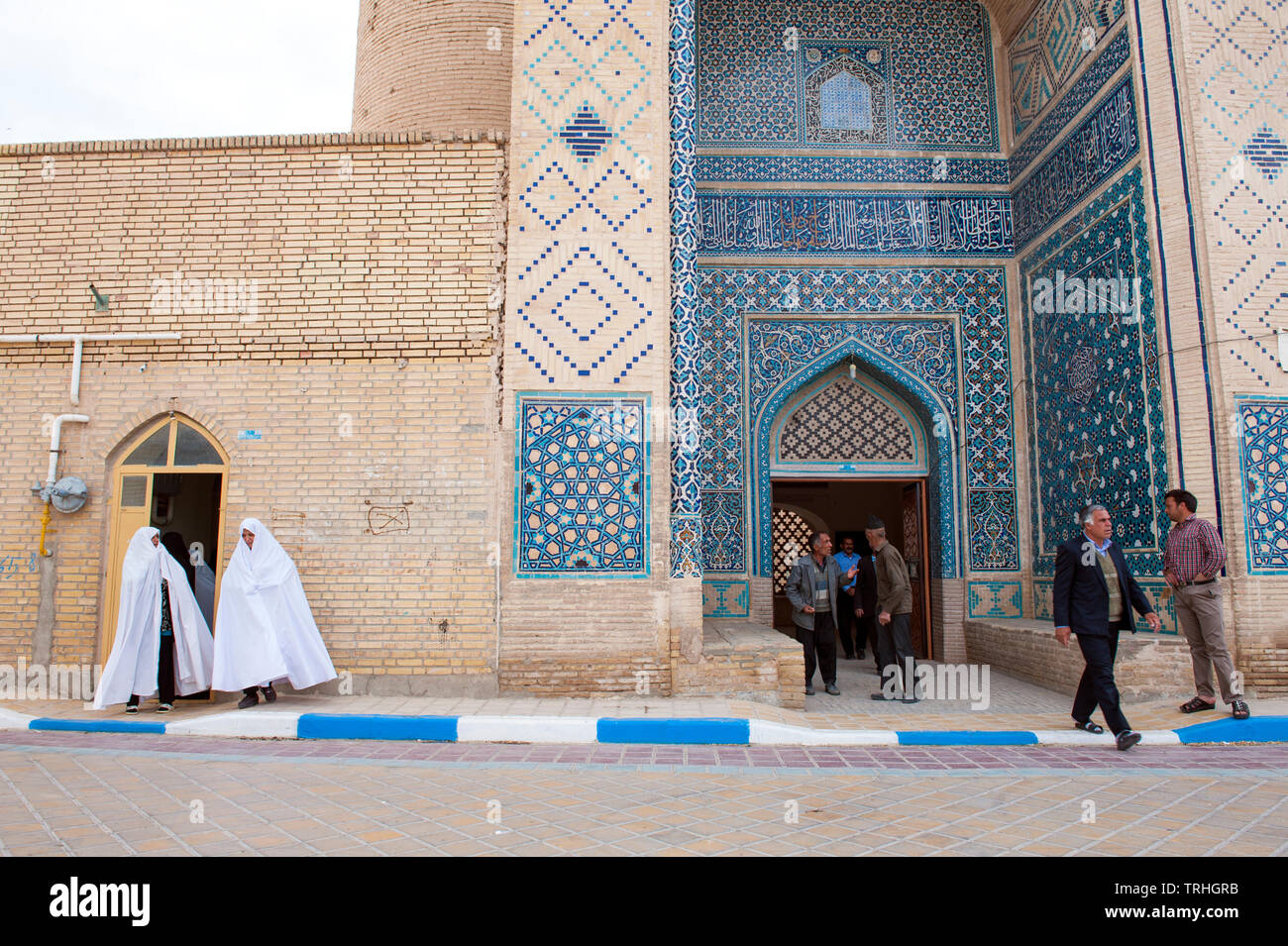 Dorfbewohner Rubrik bis Freitag morgen Gebet an Jame historische Moschee im Dorf Varzaneh, Iran. Stockfoto