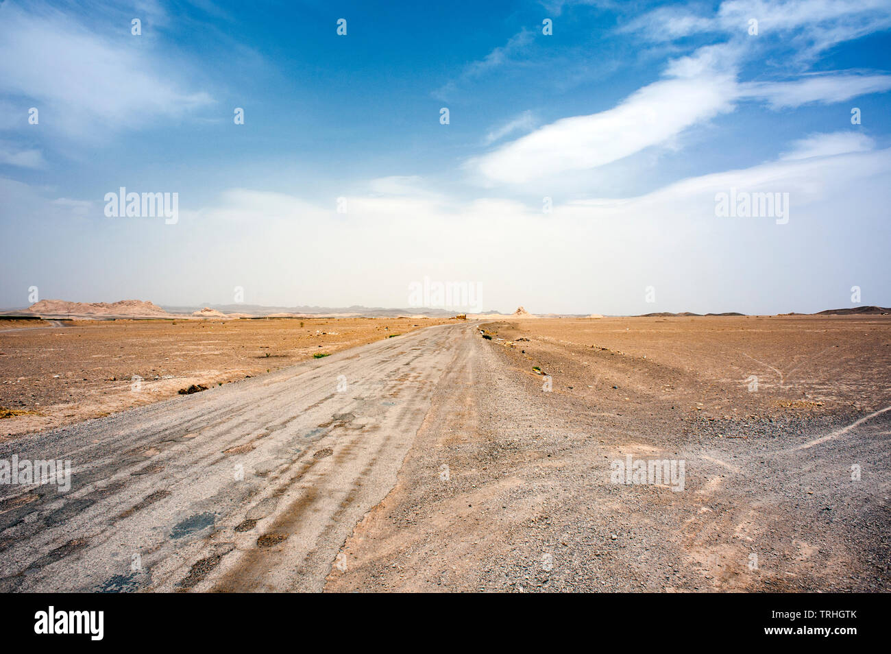 Eine Straße am Rande der Altstadt von Naein, eine antike Stadt in der Wüste im Iran. Stockfoto