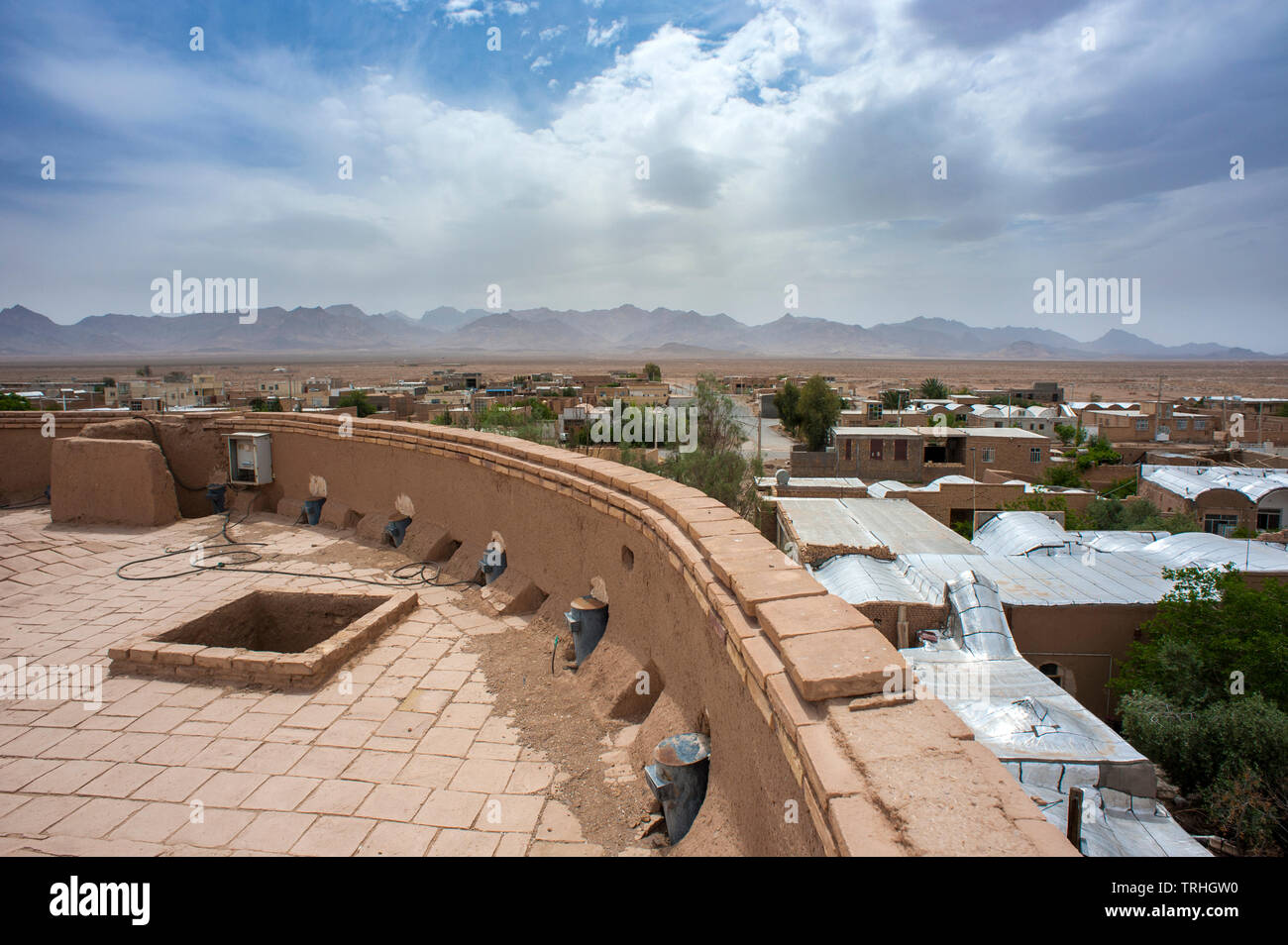 Blick über Aqda vom Stadttor aus. Aqda ist eine Lehmziegelstadt in der Wüste außerhalb von Yazd, Iran. Es wird derzeit für den Tourismus-Markt restauriert. Stockfoto