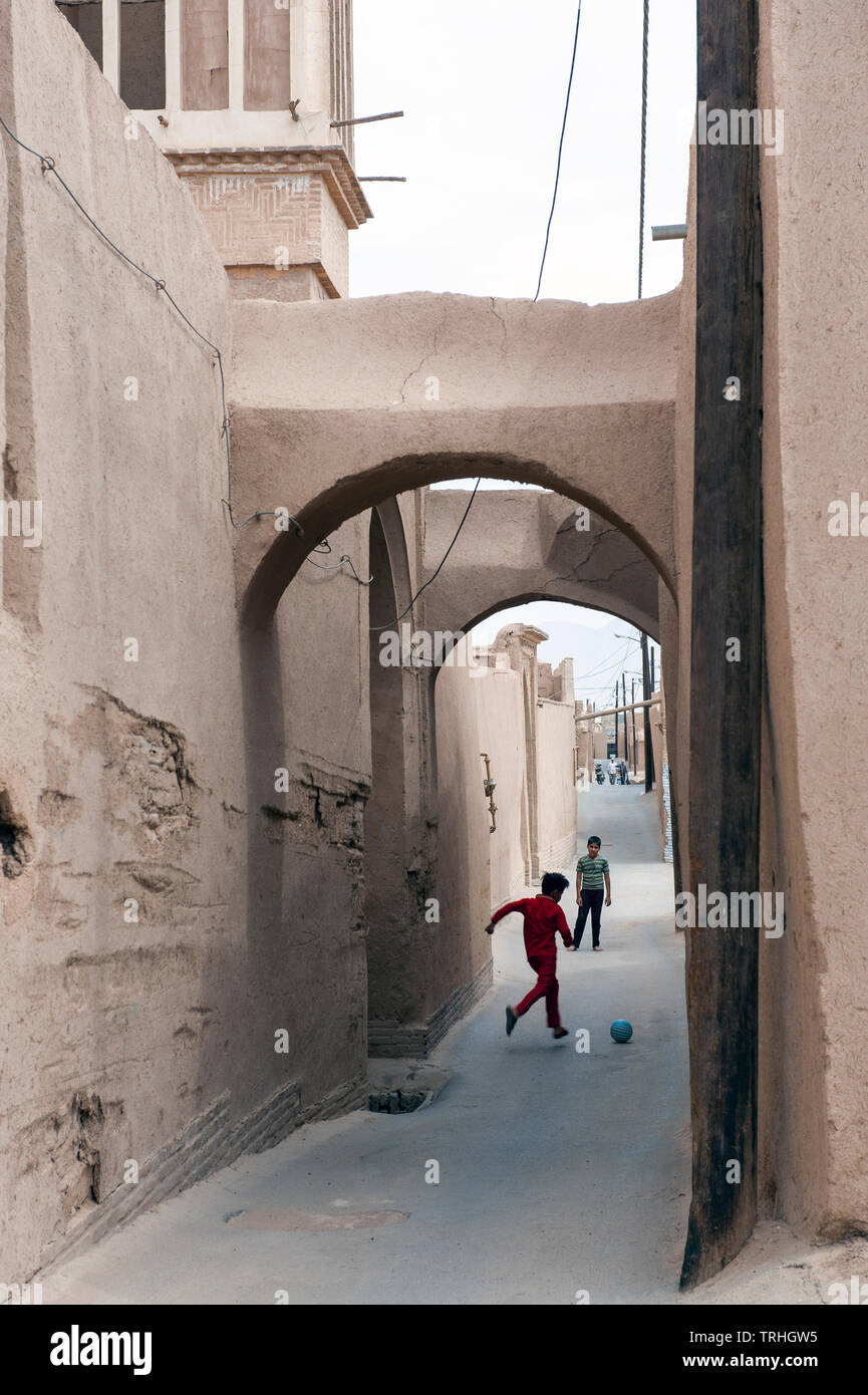 Kinder Fußball spielen auf einer Straße in Yazd, Iran. Stockfoto