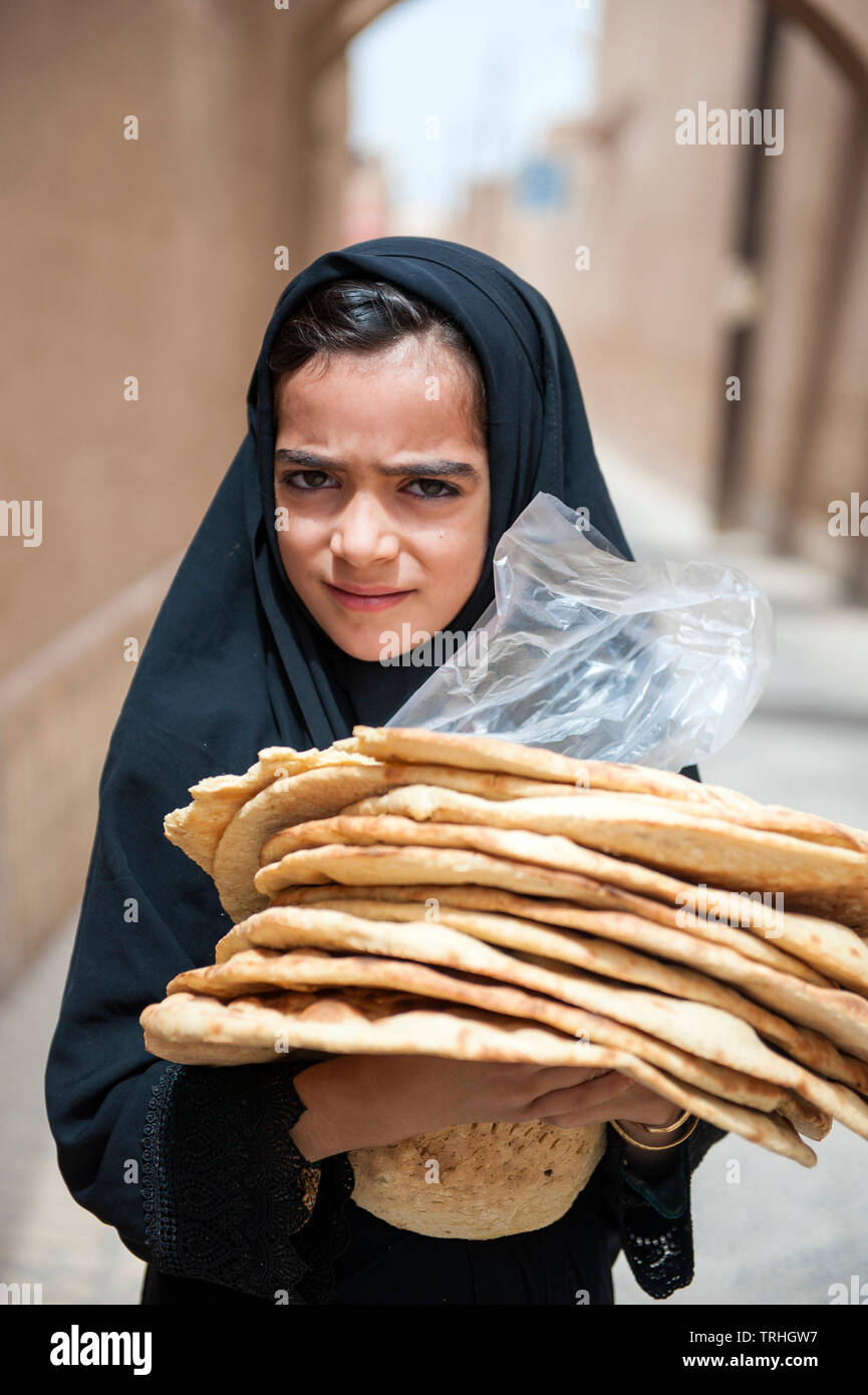 Ein Mädchen mit frisch gebackenem Brot in Yazd, Iran. Stockfoto