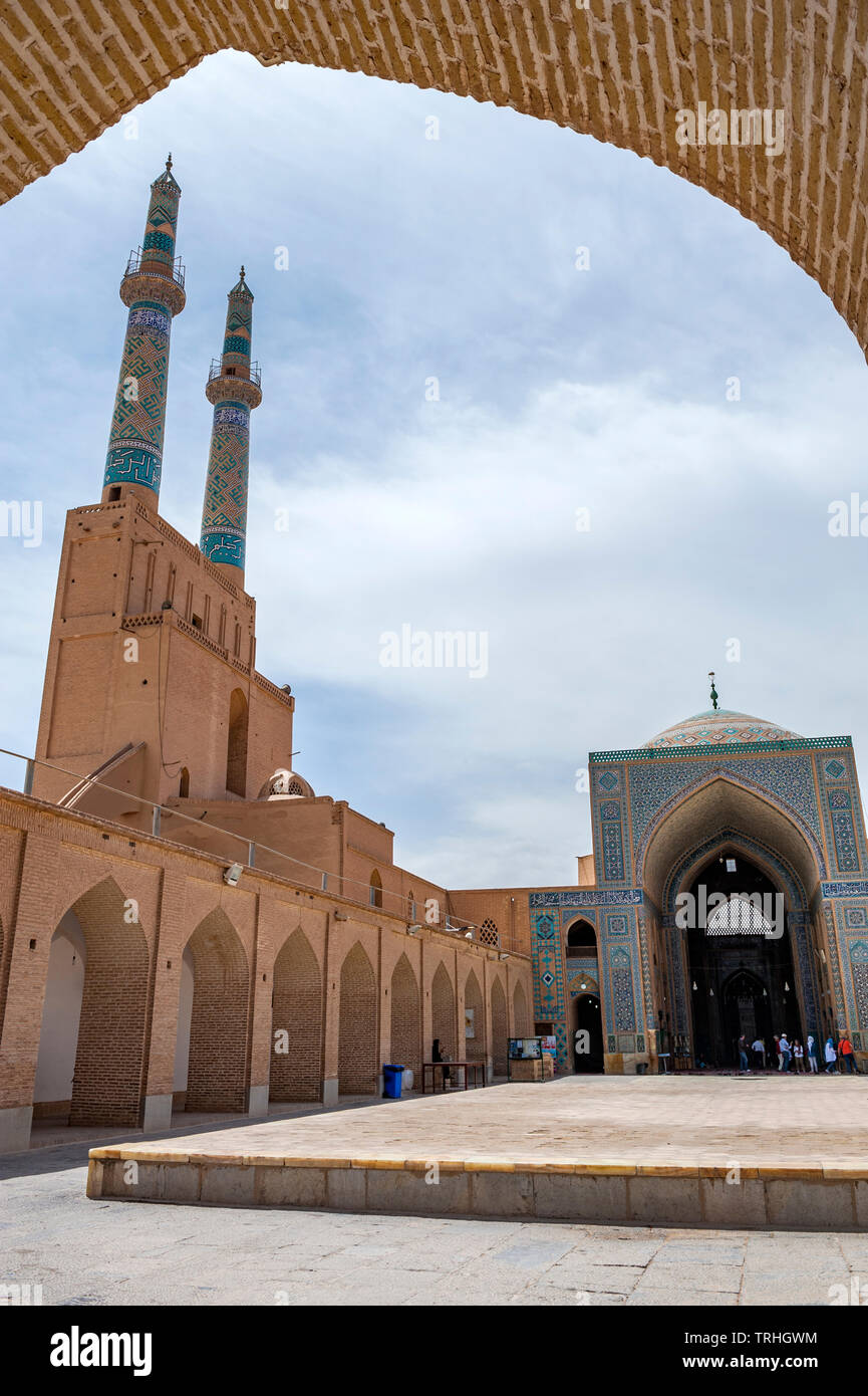 Das 14. Jahrhundert Masjid-e Jame Moschee in Yazd, Iran. Die Moschee ist für seine Mosaikfliesen bekannt und in der höchsten Portal im Iran. Stockfoto