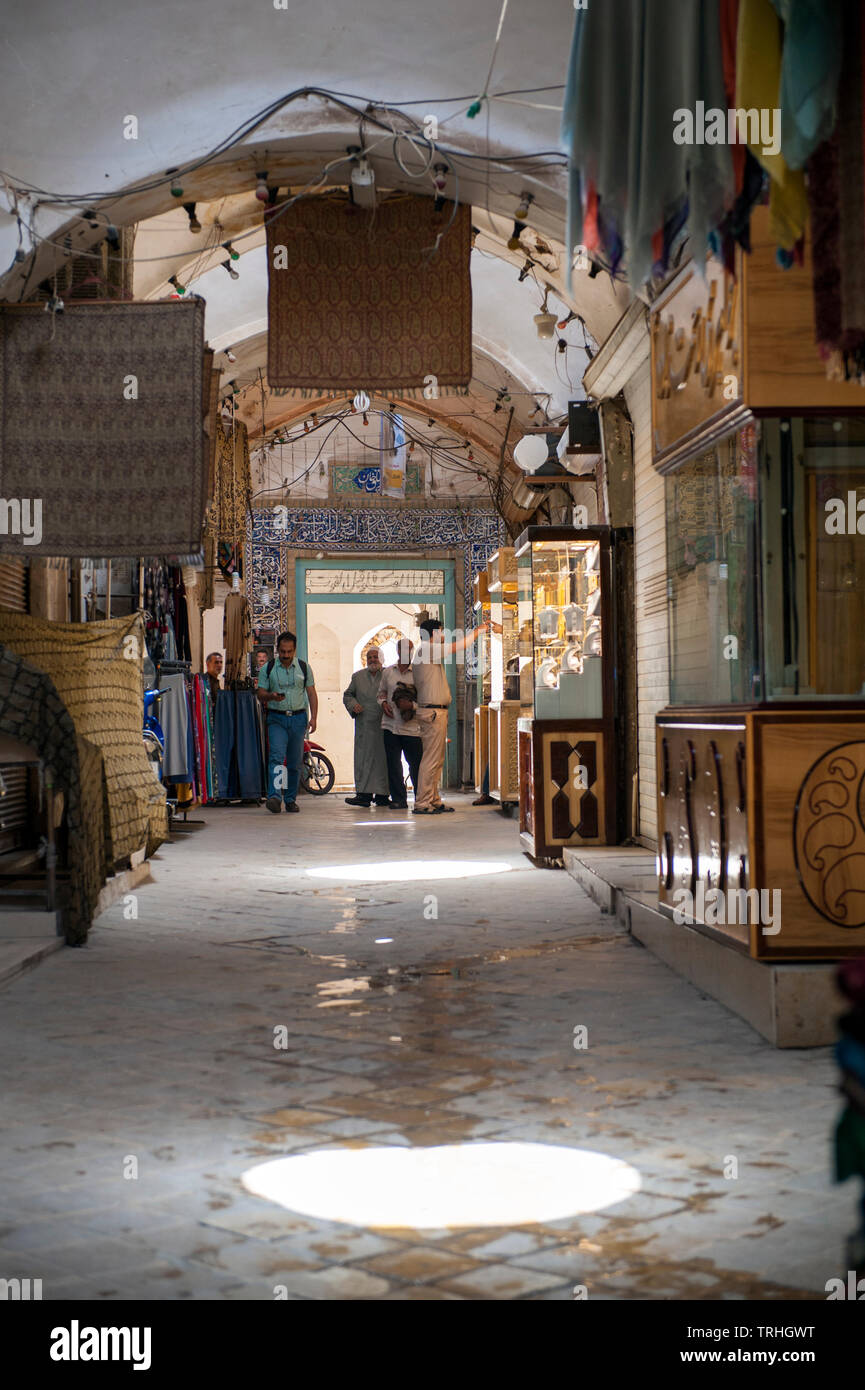 Leute Einkaufen im Bazar in Yazd, Iran Stockfoto