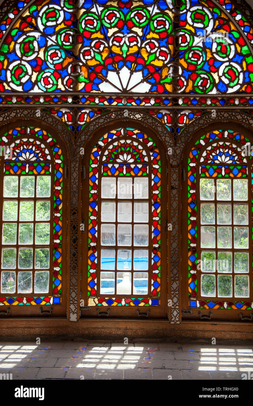 Ein Zimmer mit Glasfenster im Wasser Museum, das in einem ehemaligen Kaufmannshaus untergebracht, in Yazd, Iran. Stockfoto