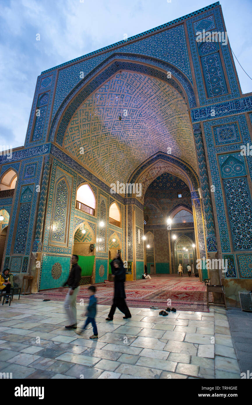 Dämmerung außerhalb des 14. Jahrhunderts Masjid-e Jame Moschee in Yazd, Iran. Die Moschee ist für Sie das größte Portal im Iran bekannt. Stockfoto