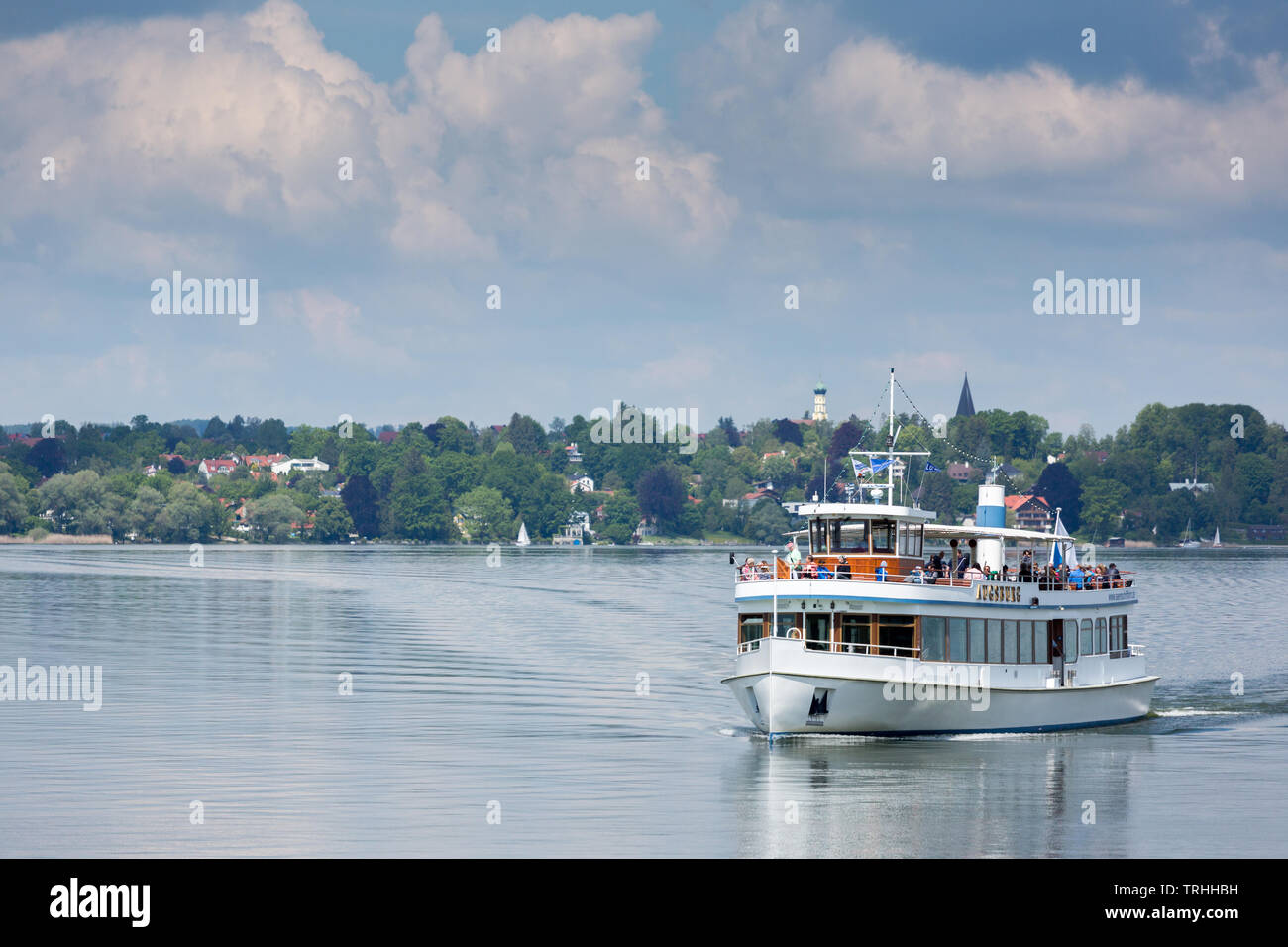Schiff mit dem Namen 'Augsburg' Kreuzfahrt auf den Ammersee an einem sonnigen Frühlingstag. Ammersee ist ein beliebtes Reiseziel für Touristen. Stockfoto