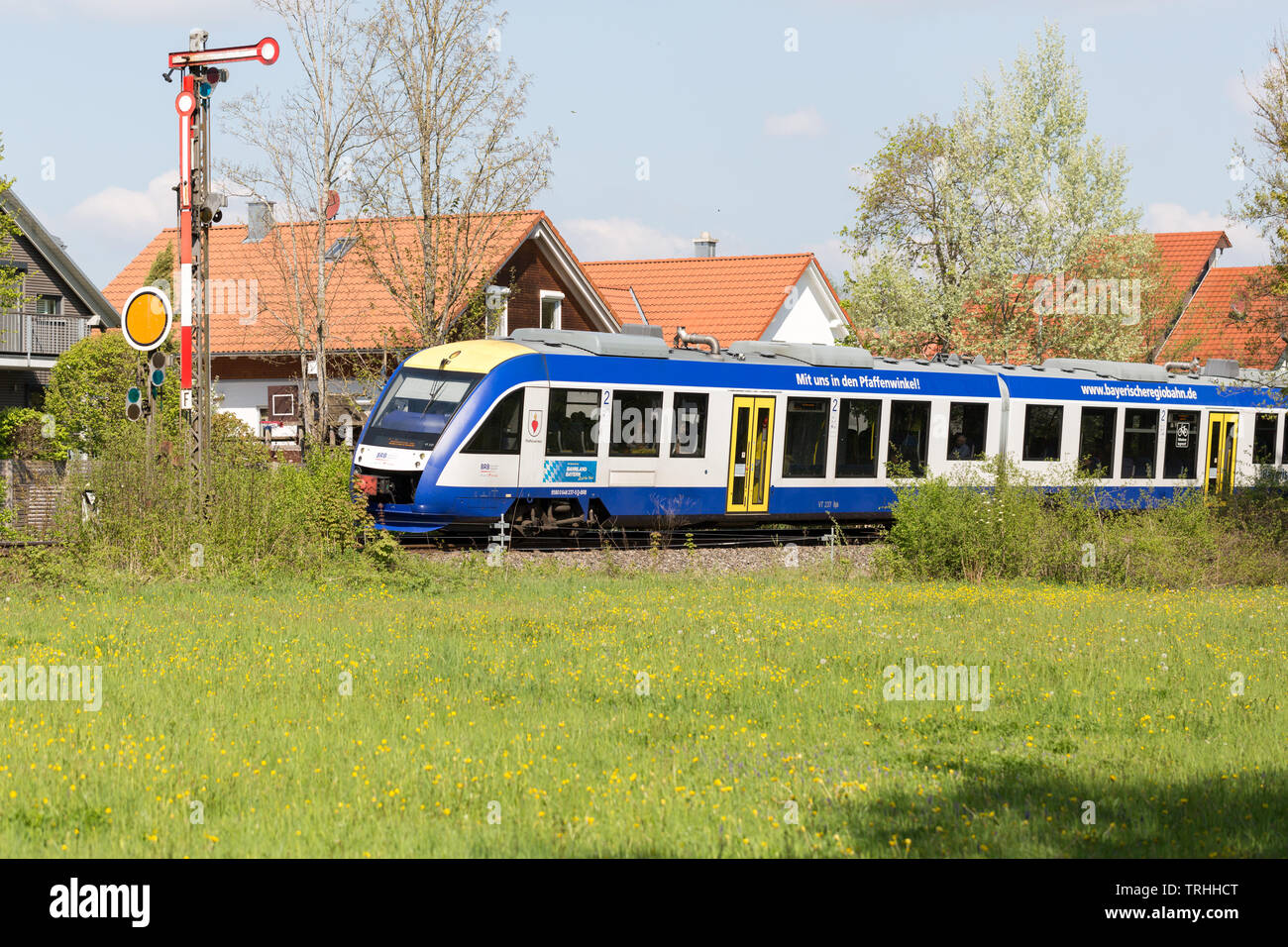 Blau & Weiß gefärbte Zug der Bayerischen Regionbahn (BRB) in der Nähe von Utting. Der Zug Typ LINT 41 von Alstom gefertigt. Der Motor Diesel angetrieben. Stockfoto