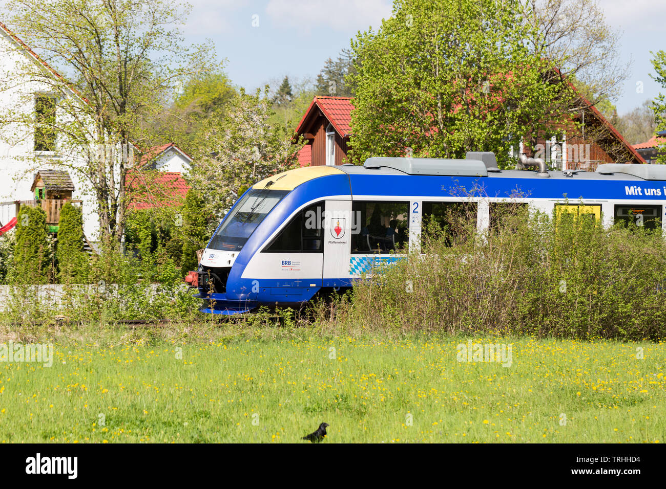 Zug der Bayerischen Regiobahn (BRB) gleiten durch die Stadt (in der Nähe von Utting am Ammersee). BRB ist eine 100%ige Tochtergesellschaft der französischen Transdev Gruppe Stockfoto
