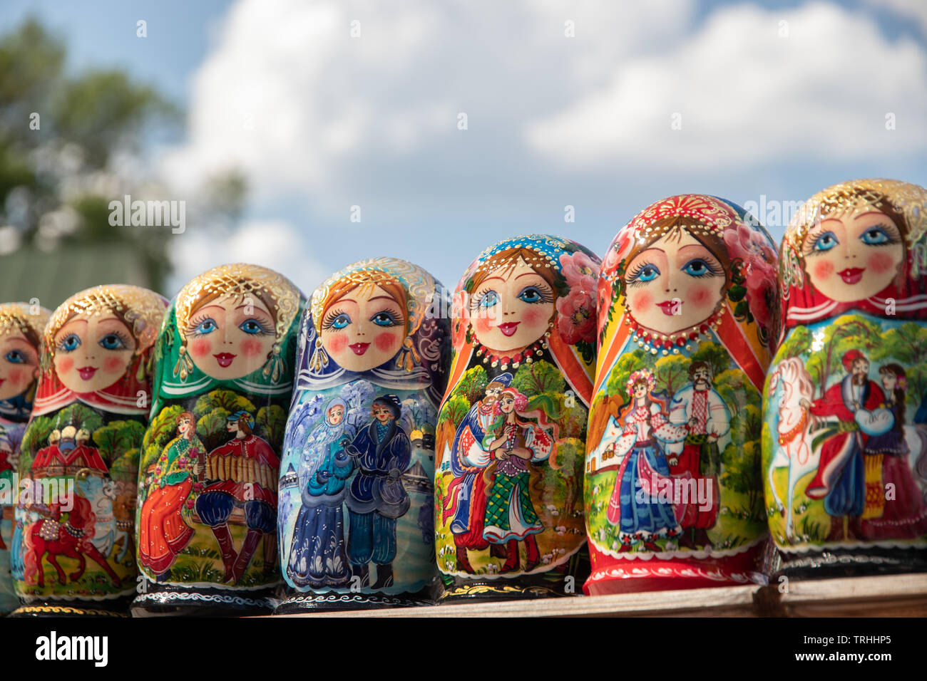 Bunt bemalten russische Puppe Souvenirs zum Verkauf auf Andrews anständig, Kiew, Ukraine, Stockfoto