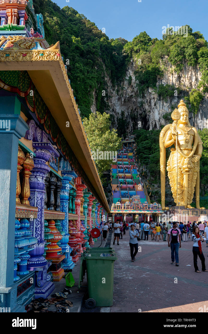 Batu Höhlen, Kuala Lumpur, 1. Mai 2019 - Hindu Tempel mit Lord Murugan Statue & neue bunte Treppe Stockfoto