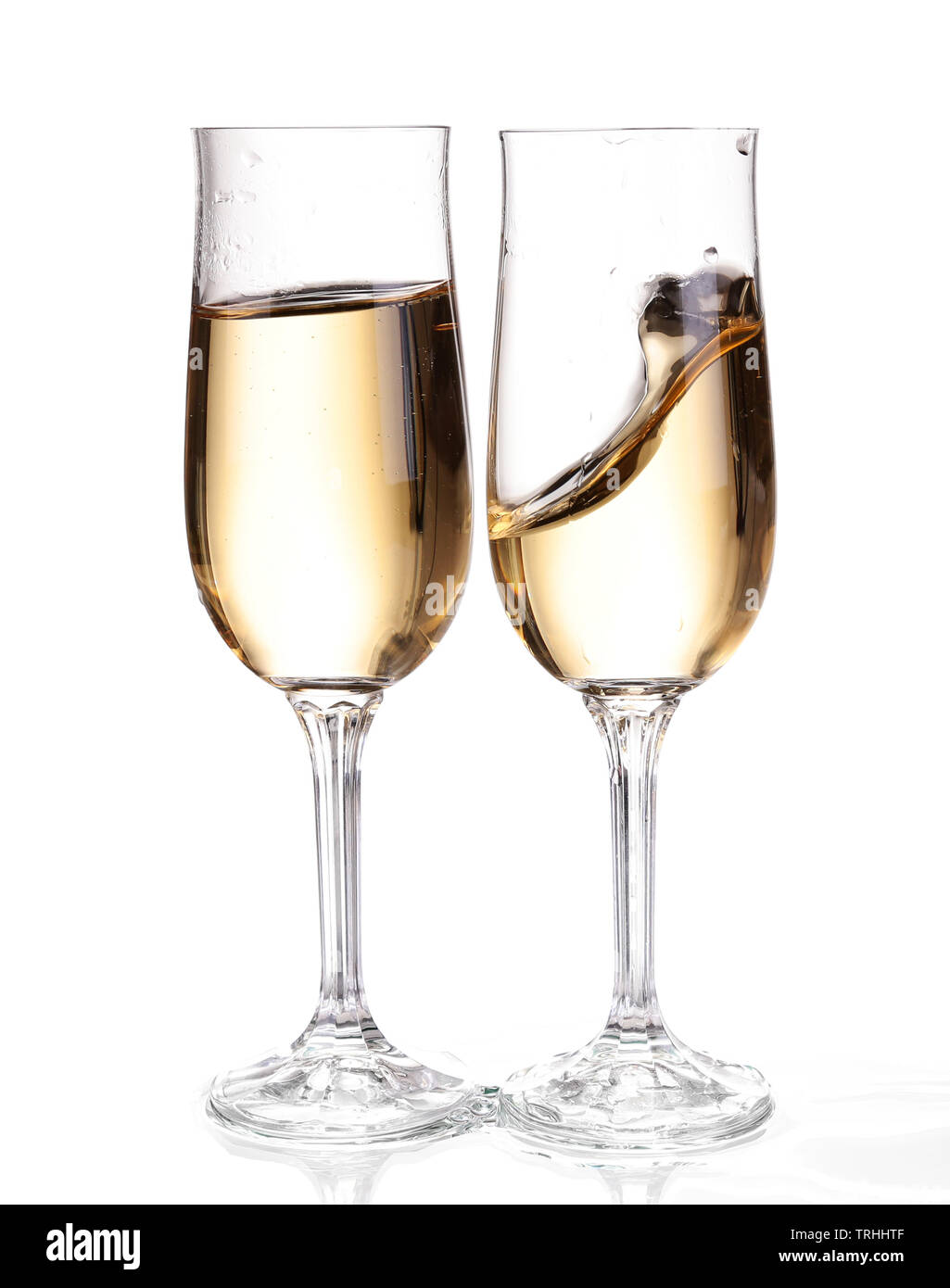 Zwei Gläser mit Champagner. Isoliert auf weiss mit Beschneidungspfad. Stockfoto