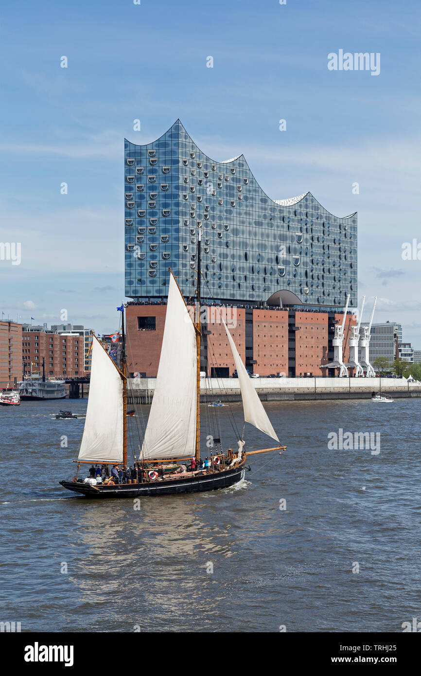 Segelboot vor der Elbphilharmonie, 830. Hafen Geburtstag, Hafen, Hamburg, Deutschland Stockfoto