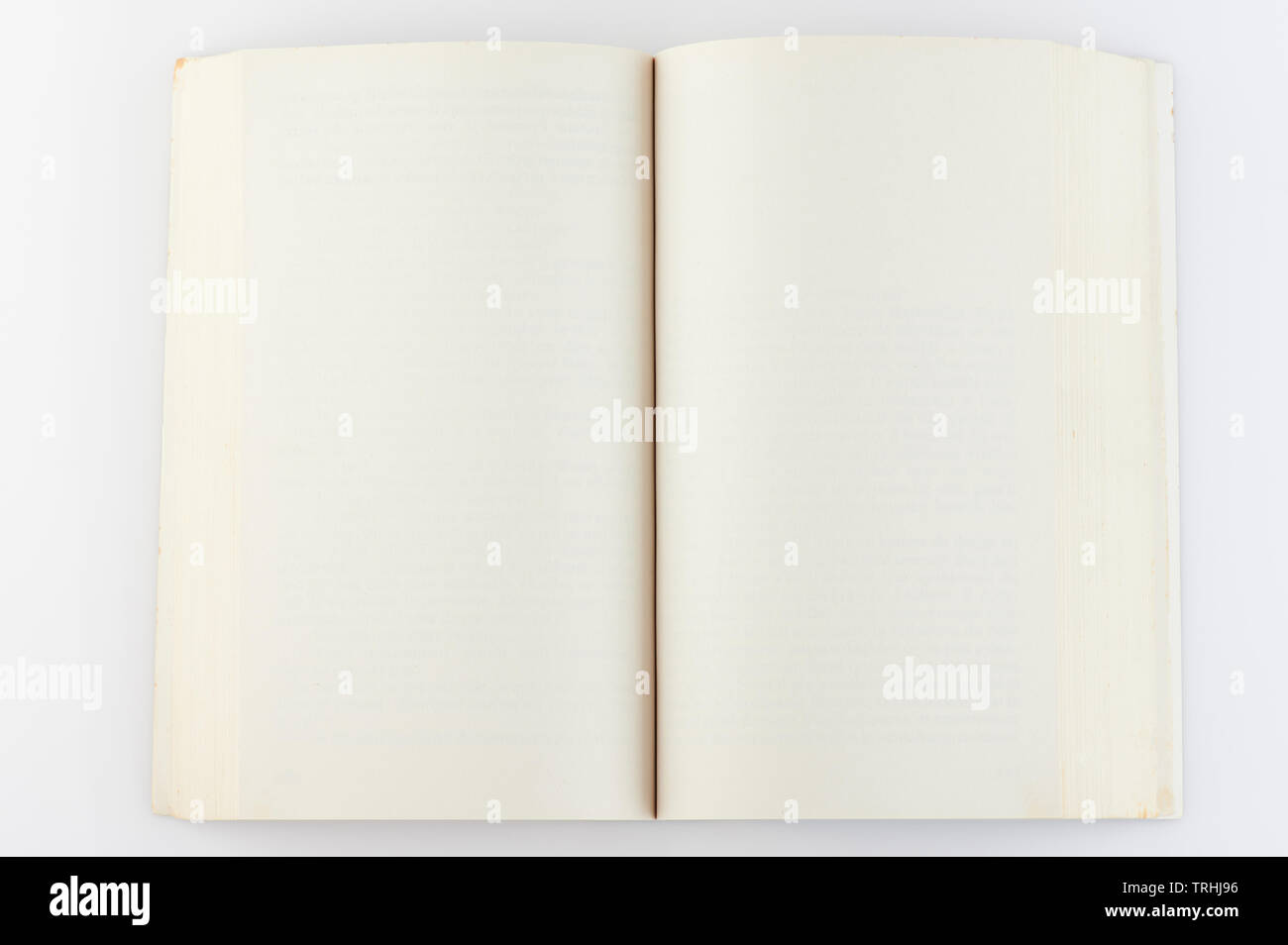 Offenes Buch leer Seiten oben Draufsicht isoliert Stockfoto