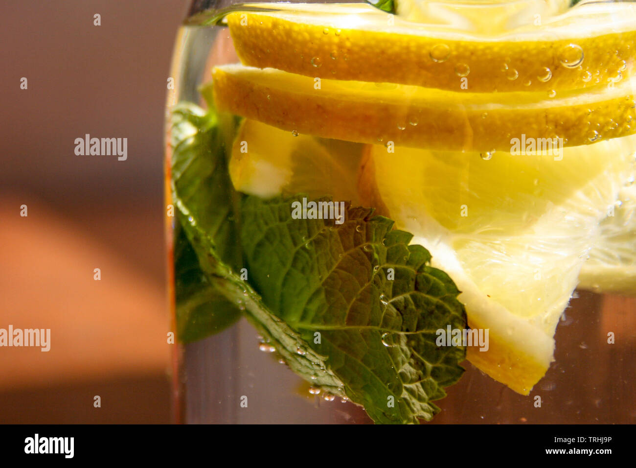 Glas Flasche mit frischem Wasser, Zitrone und Minze Stockfoto