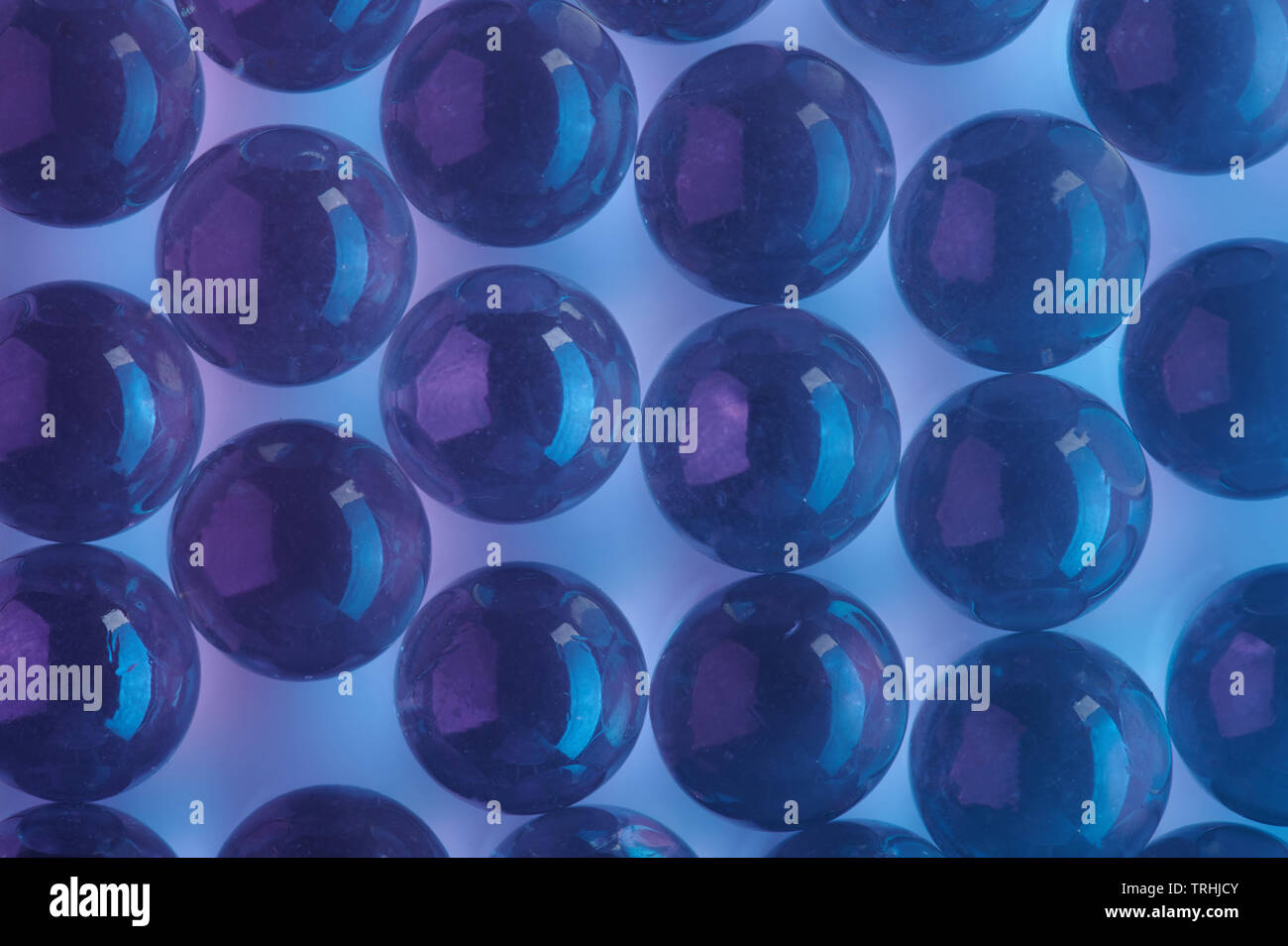 Blau bunt Kristallkugeln abstrakt hintergrund Nähe zu sehen. Stockfoto